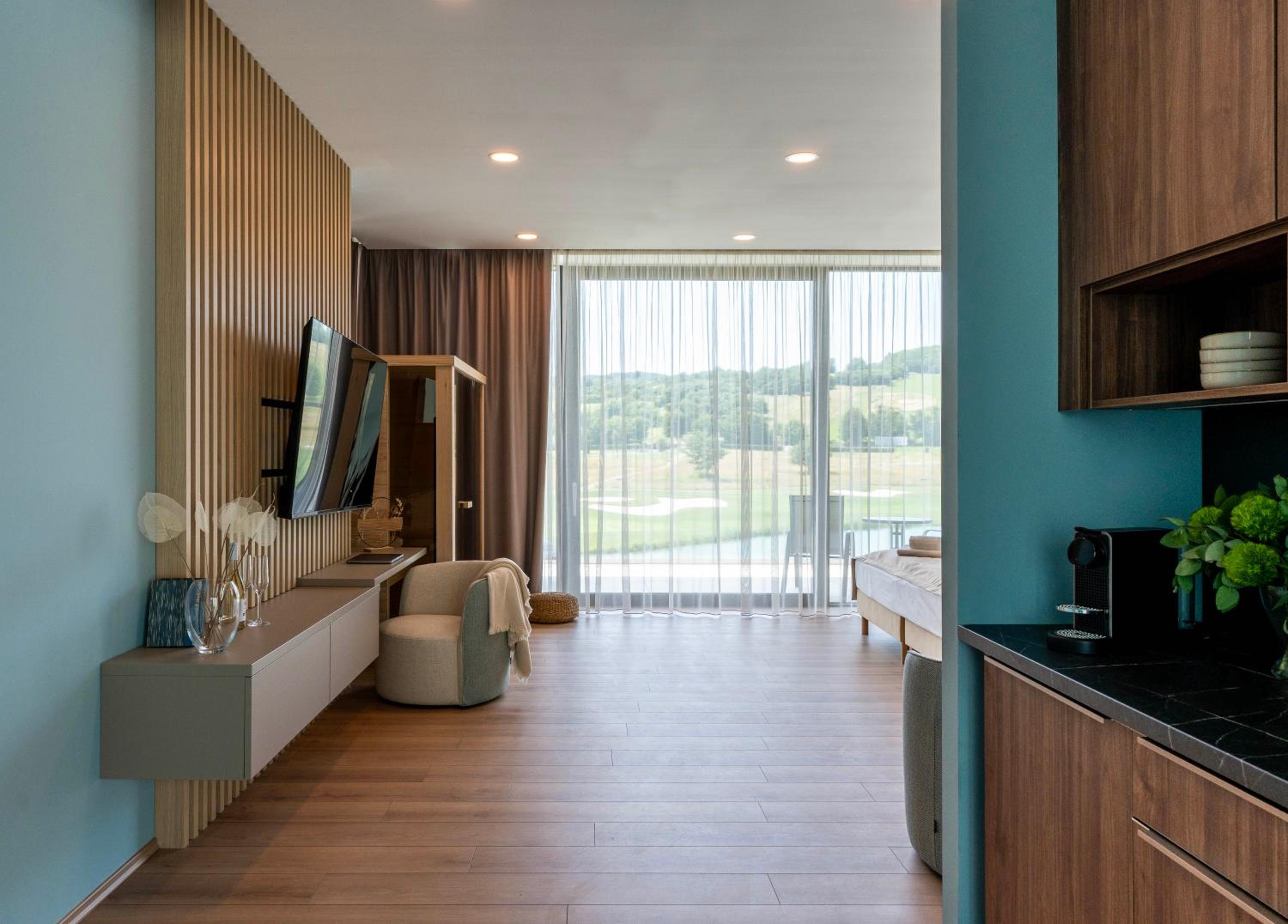 Luxury Lake View Boutique Suite photo 3