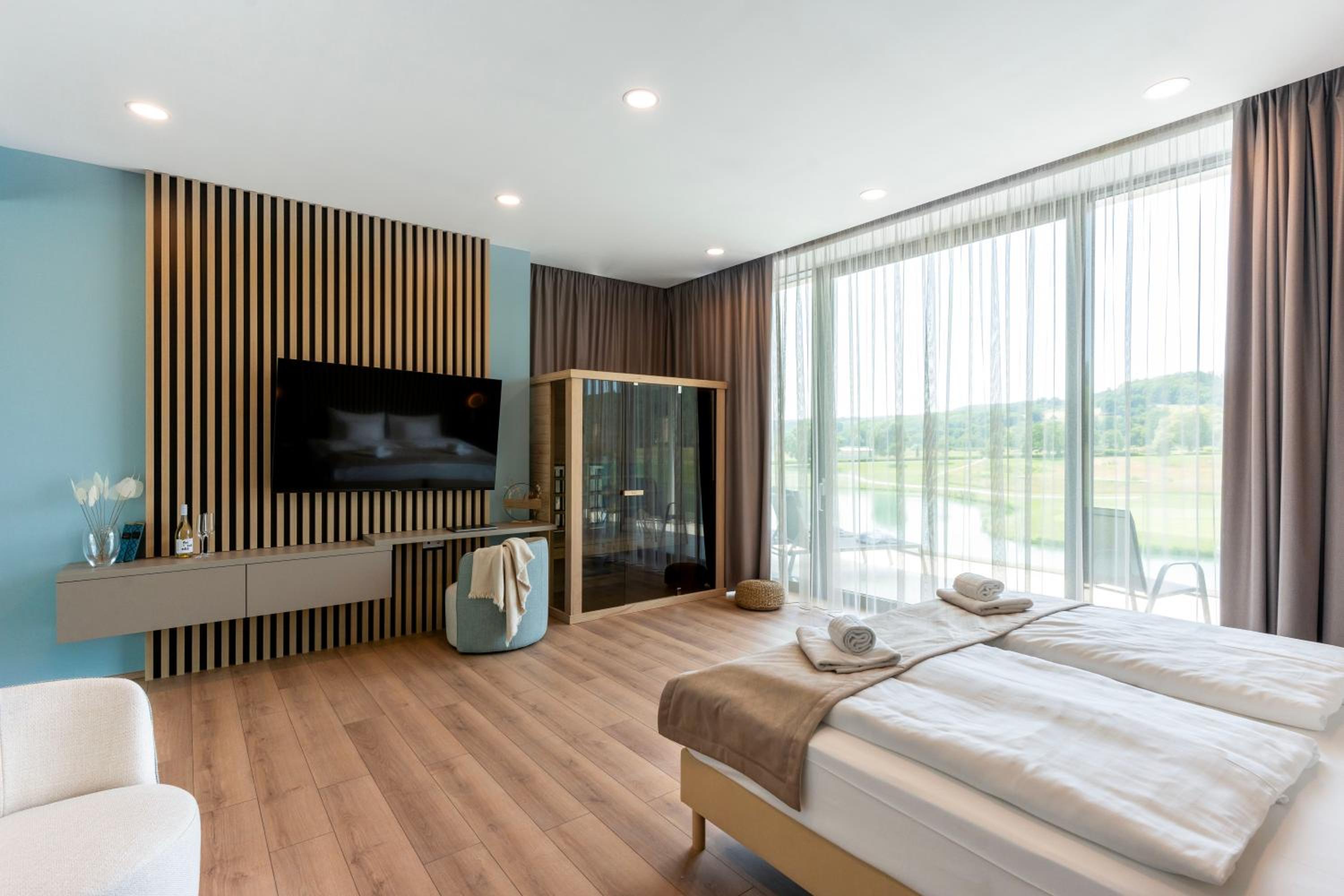 Luxury Lake View Boutique Suite photo 2