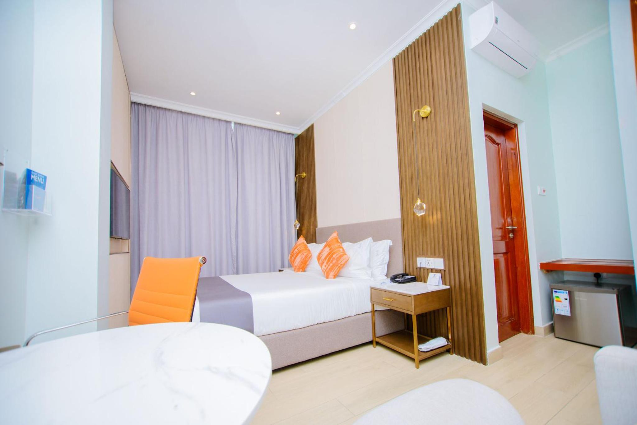 Standard King Room - Non-Smoking  - Photo 15