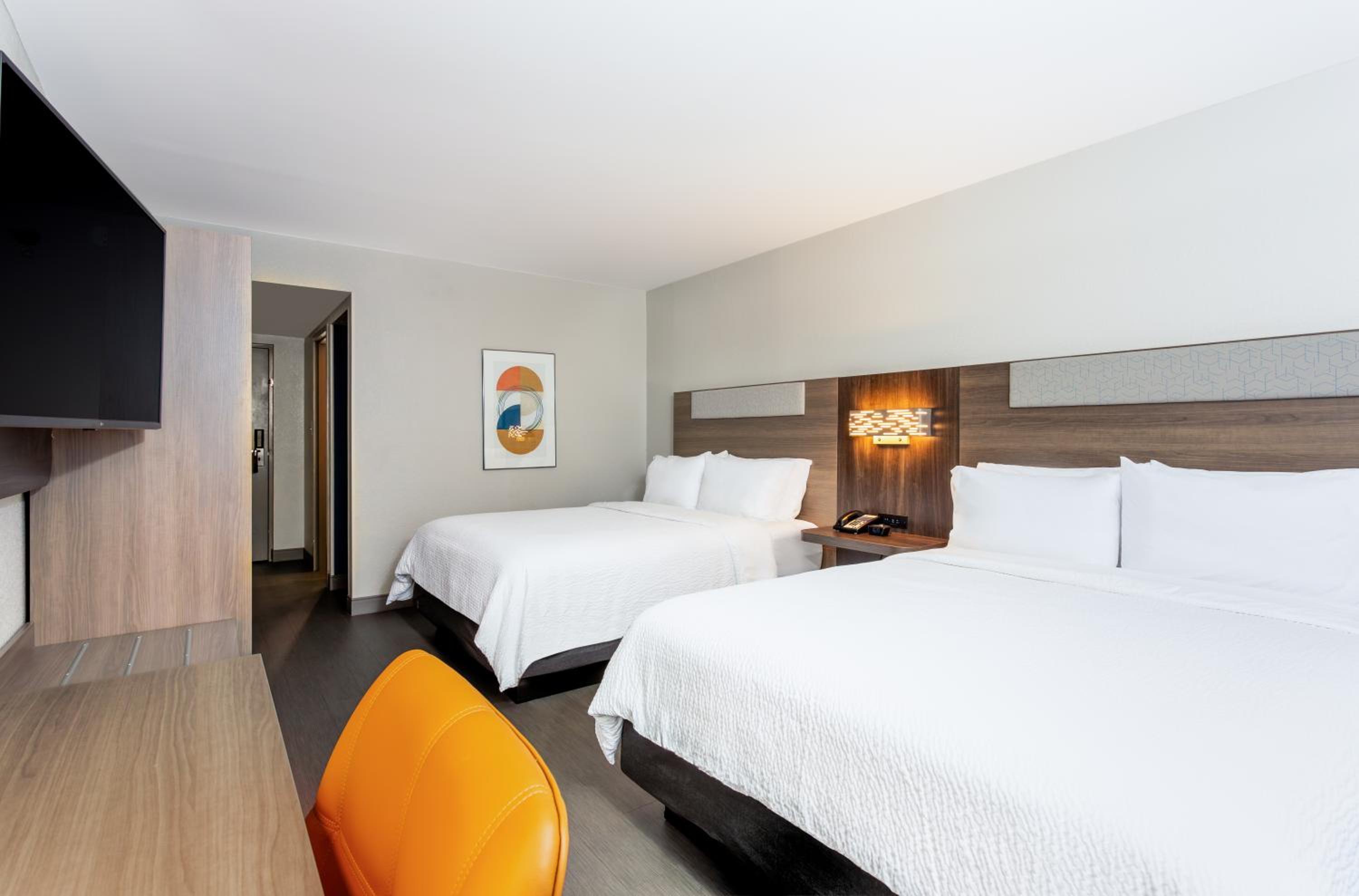 Standard Room with Two Queen Beds - Photo 3
