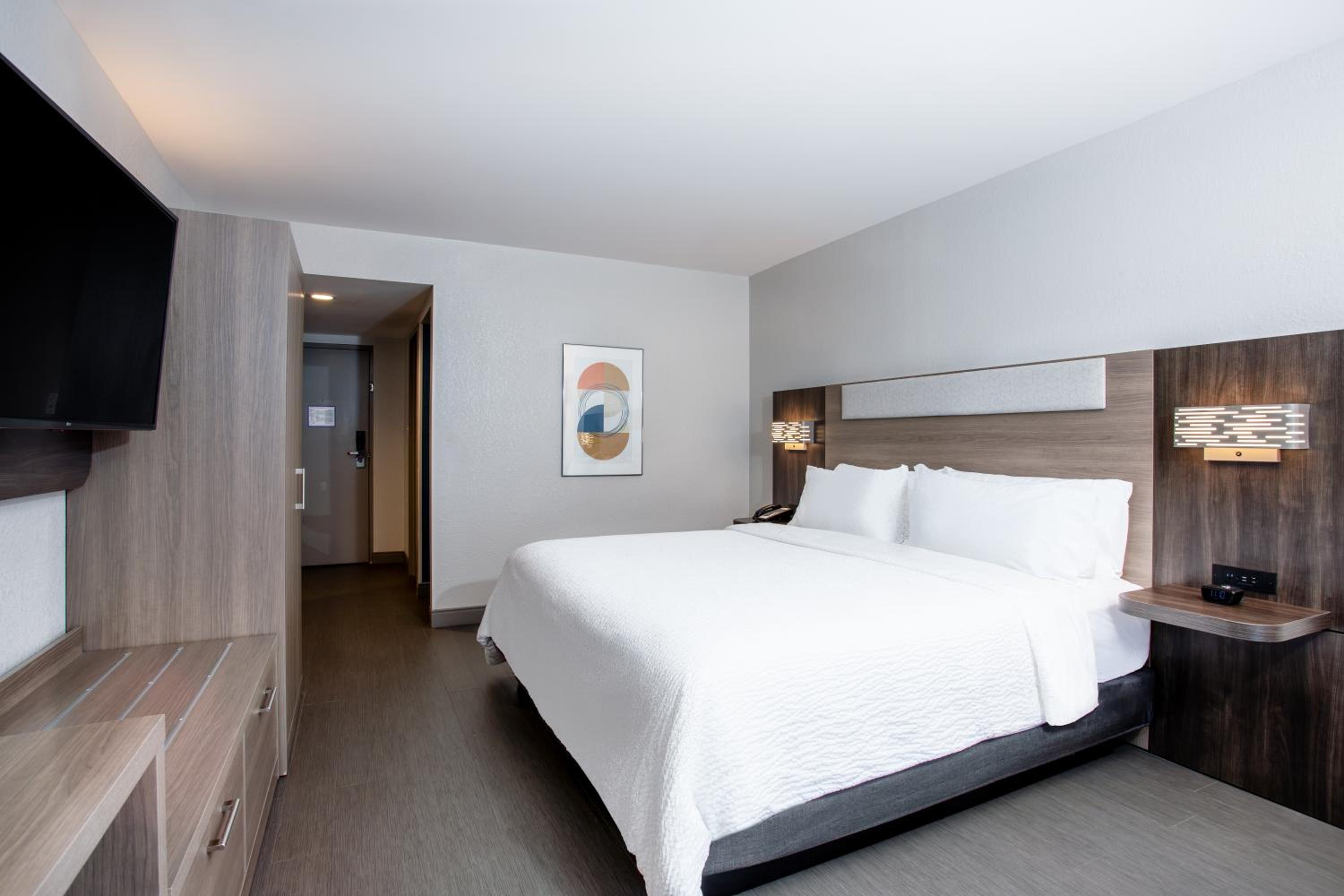 Standard King Room with Pool Access - Photo 1