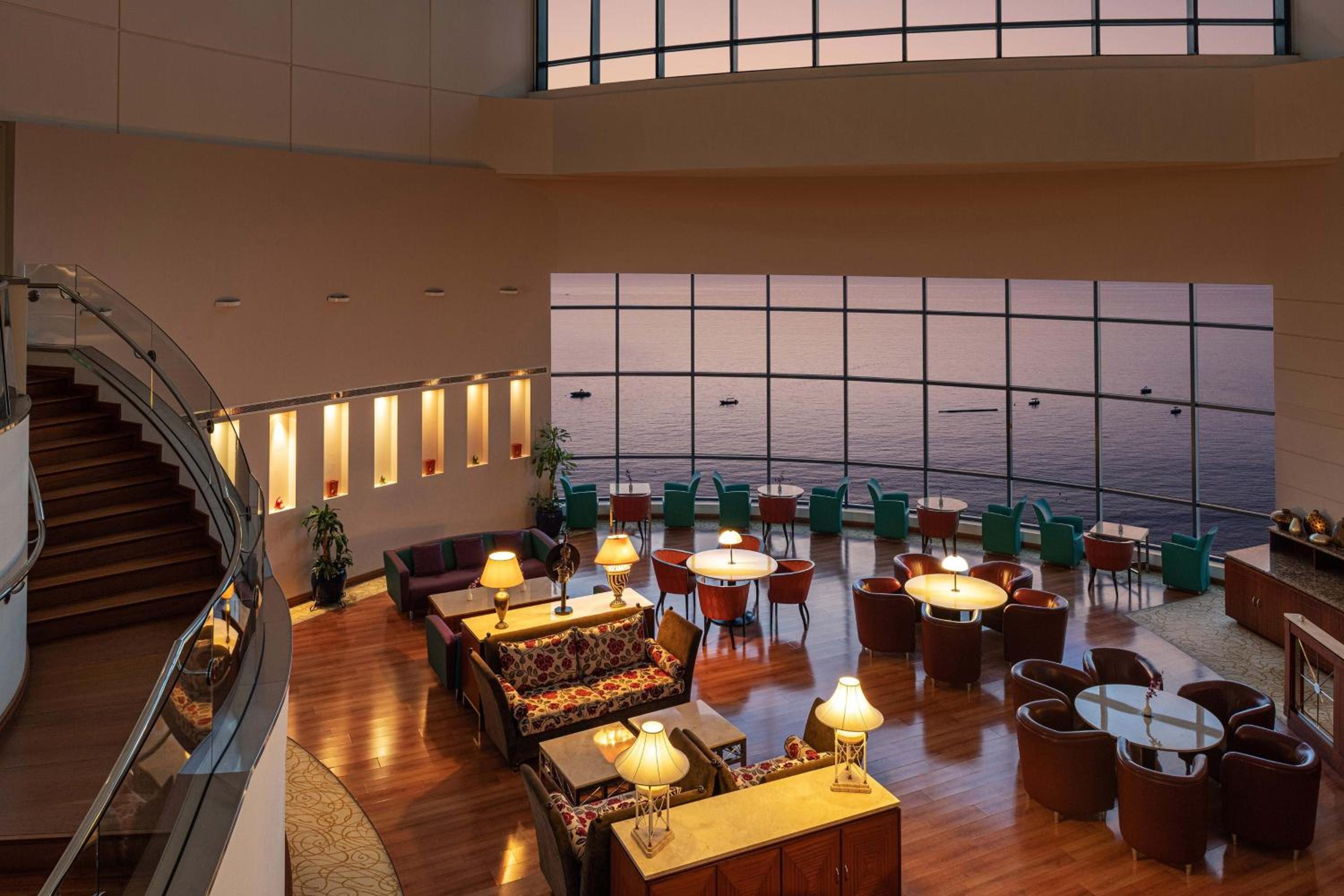 Deluxe Guest Queen Room with Ocean View and Club Lounge Access photo 1