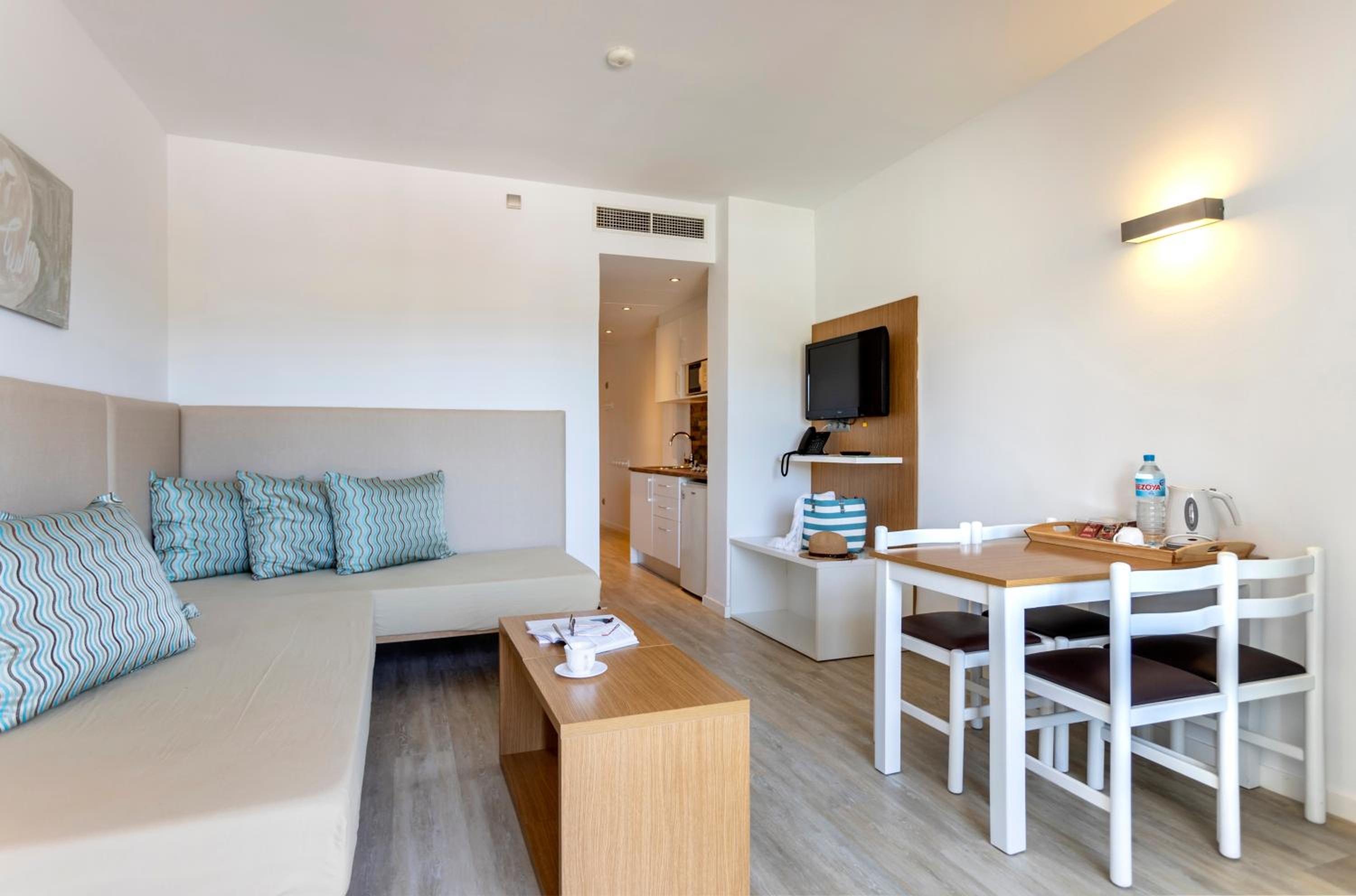Superior One-Bedroom Apartment - Photo 5
