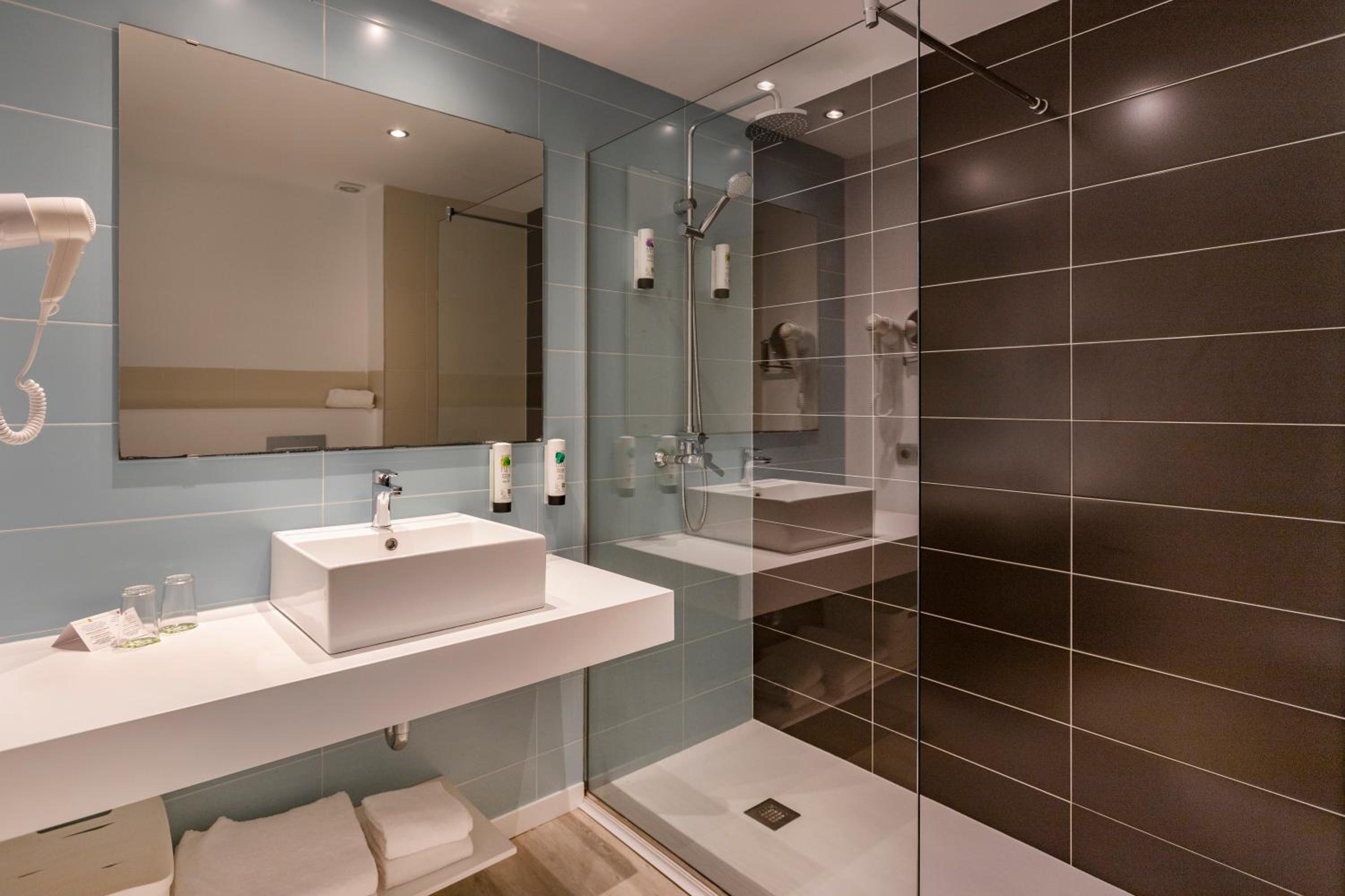 Superior One-Bedroom Apartment - Photo 8
