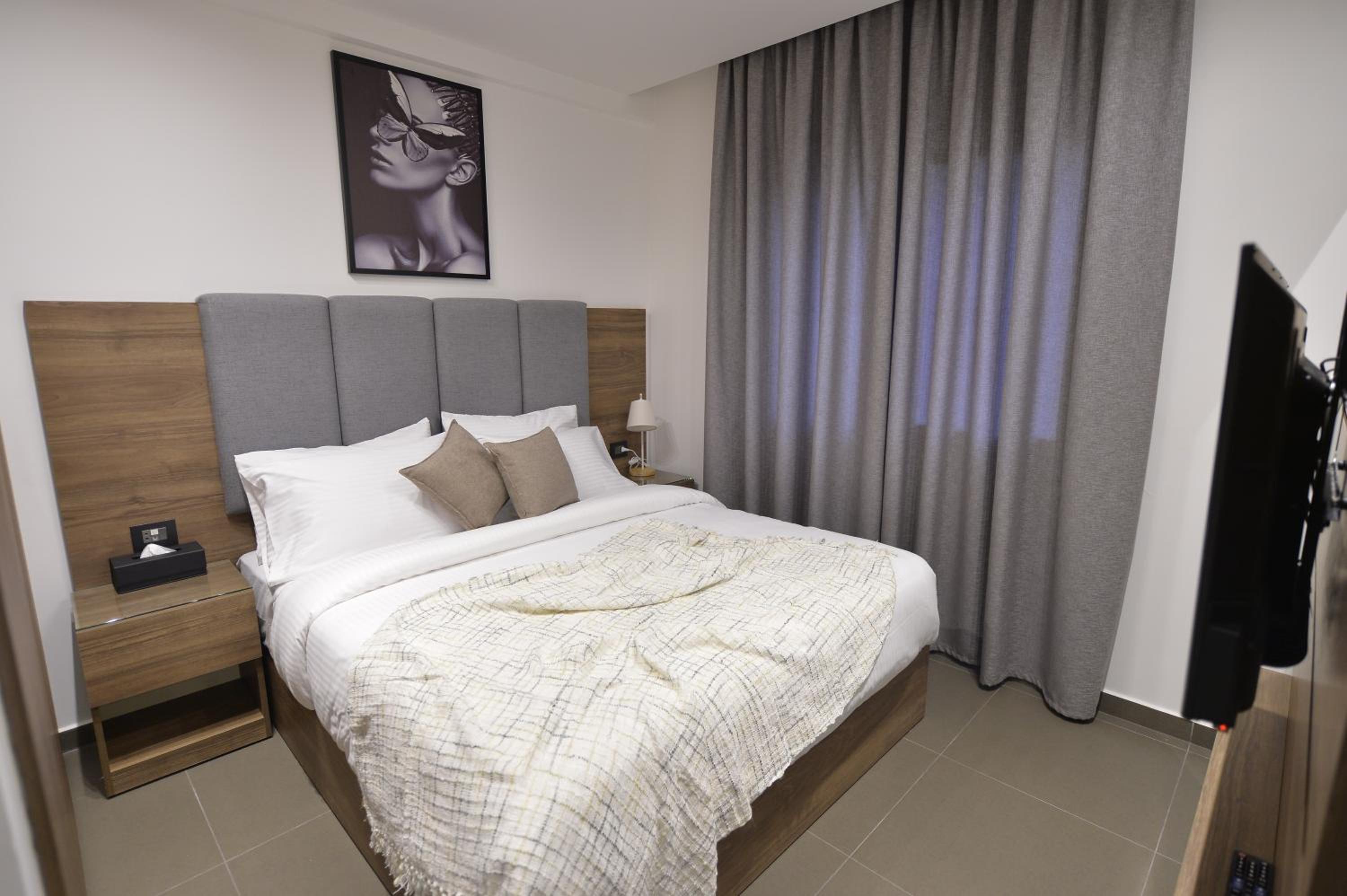Executive Suite - Photo 1