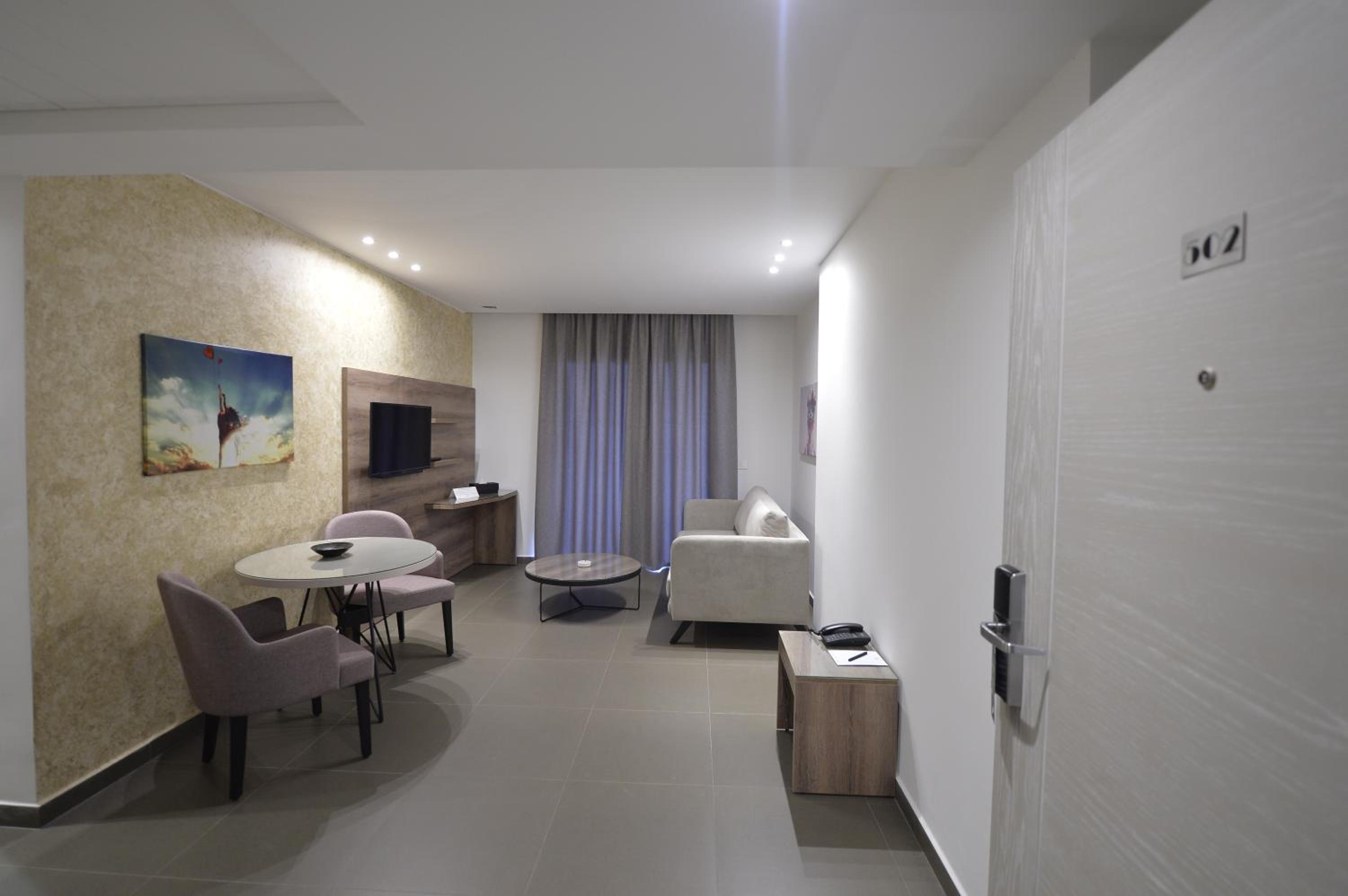 Executive Suite - Photo 2