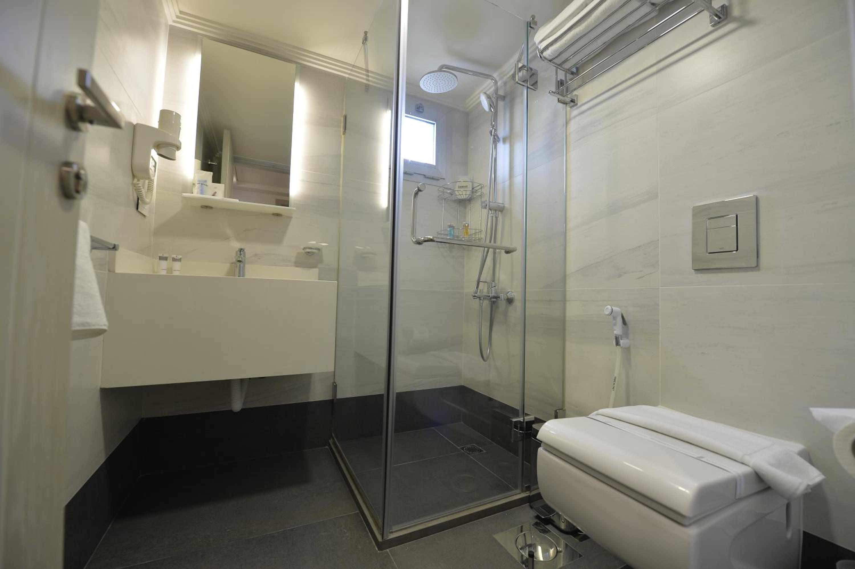 Executive Suite - Photo 3