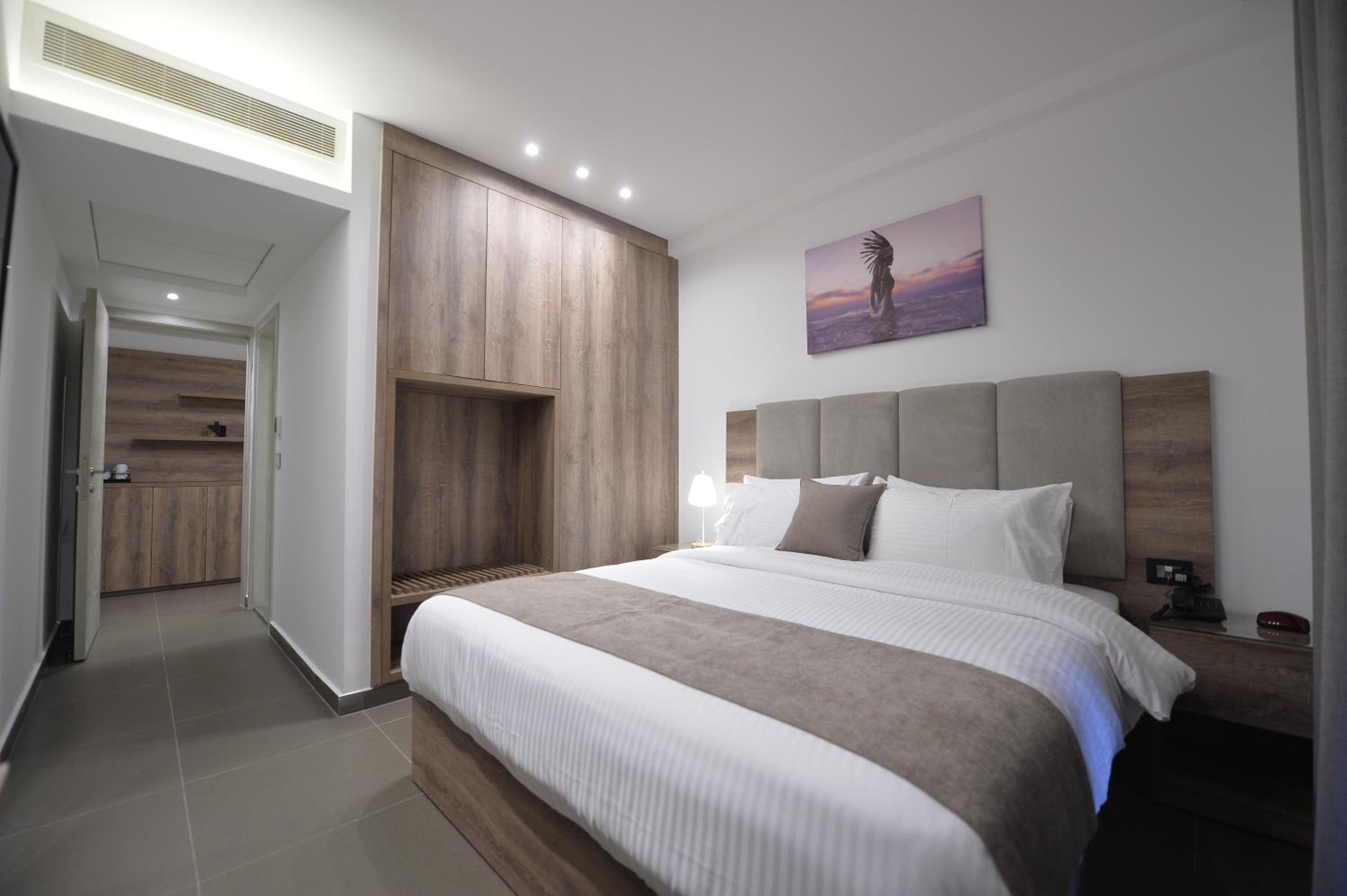 Executive Suite - Photo 4