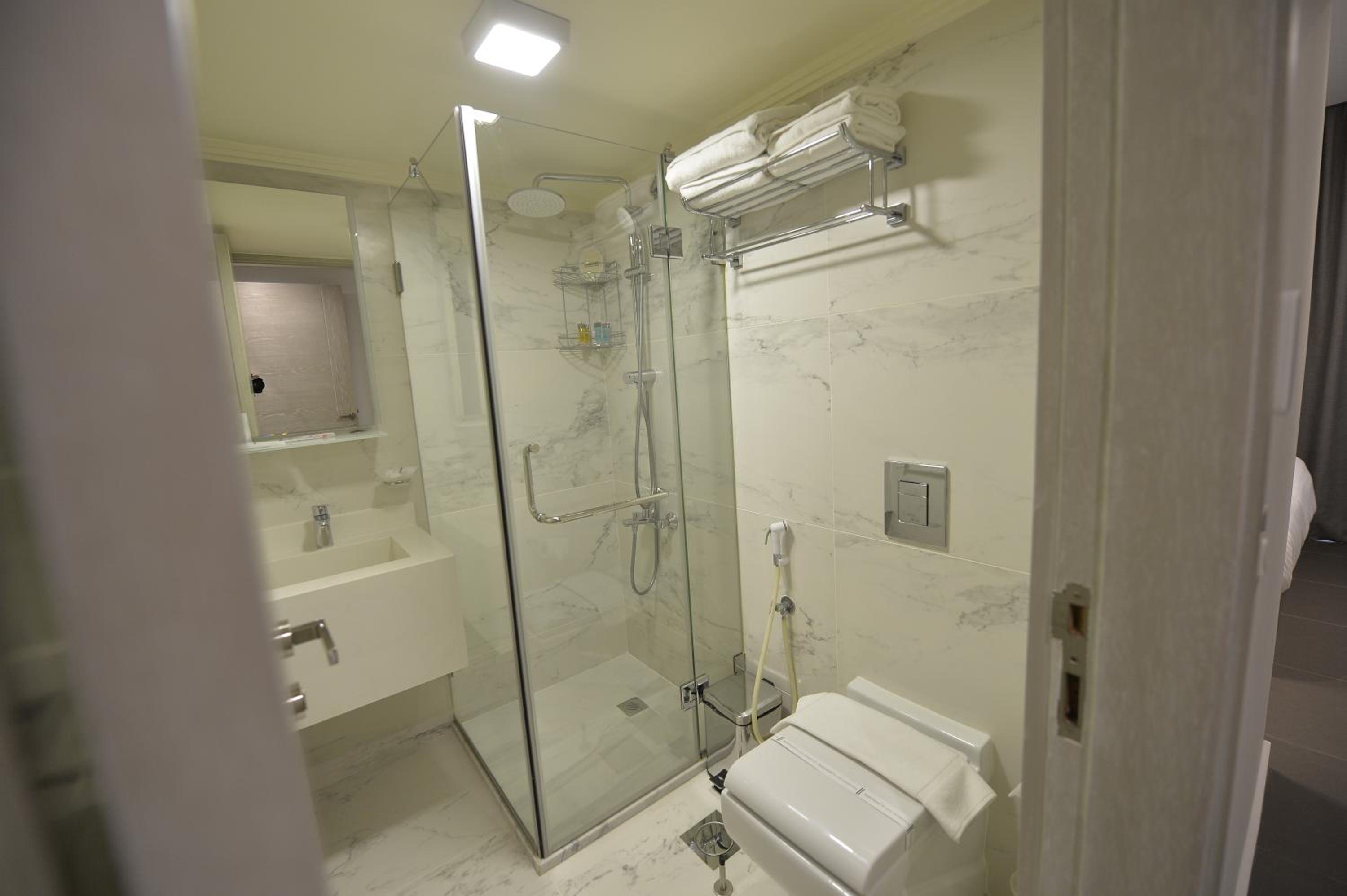Executive Suite - Photo 5