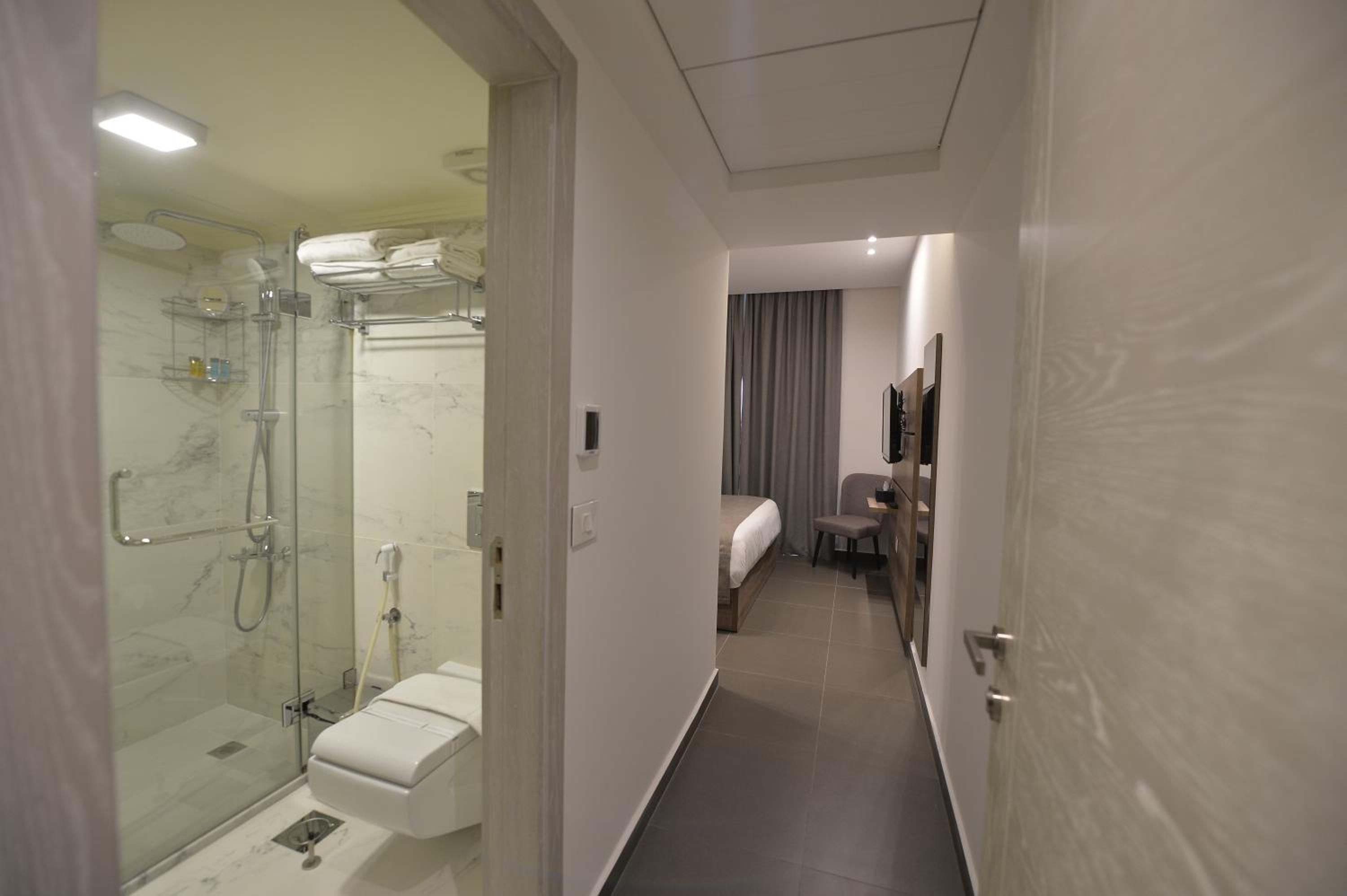 Executive Suite - Photo 7