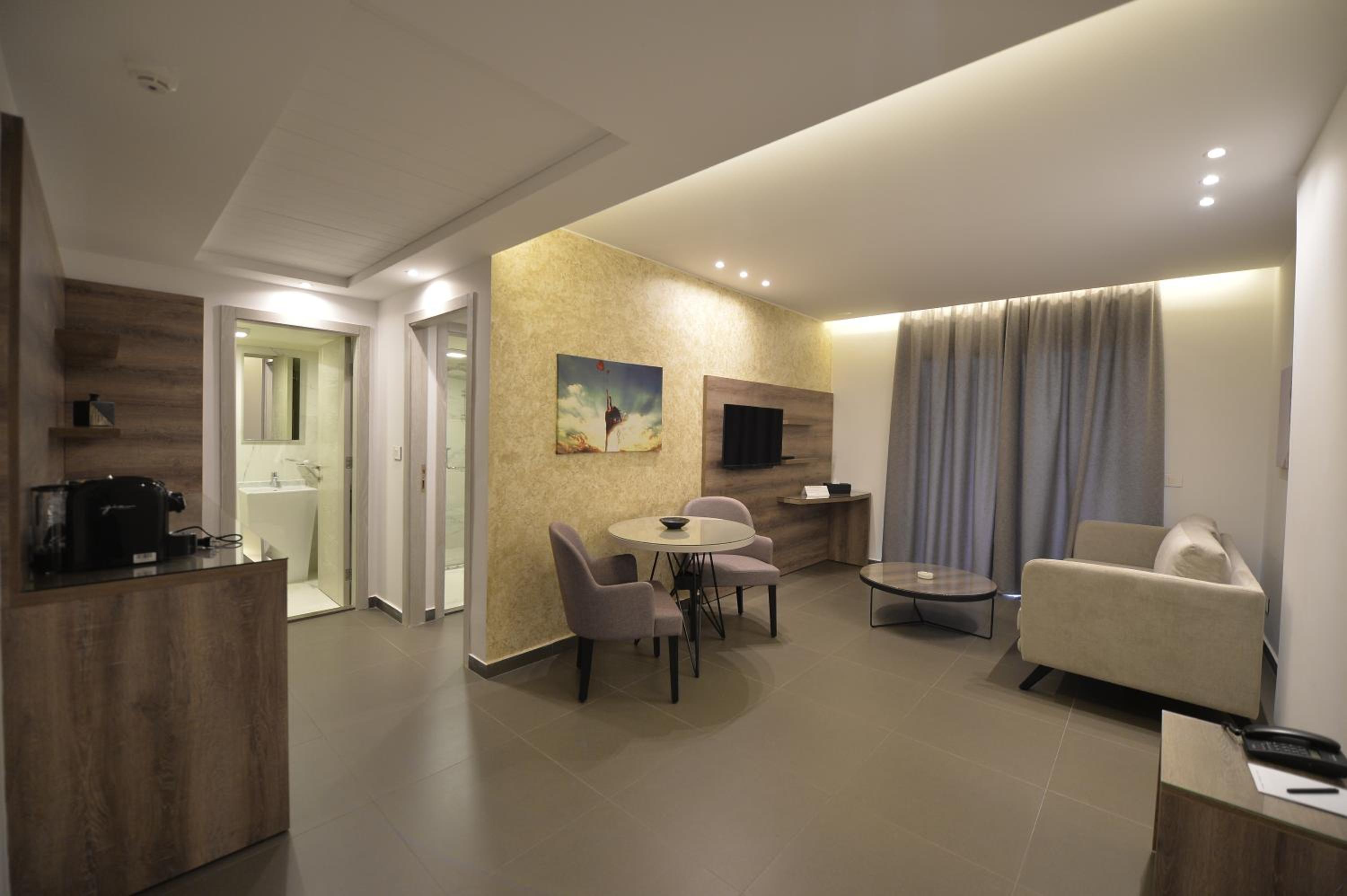 Executive Suite - Photo 8