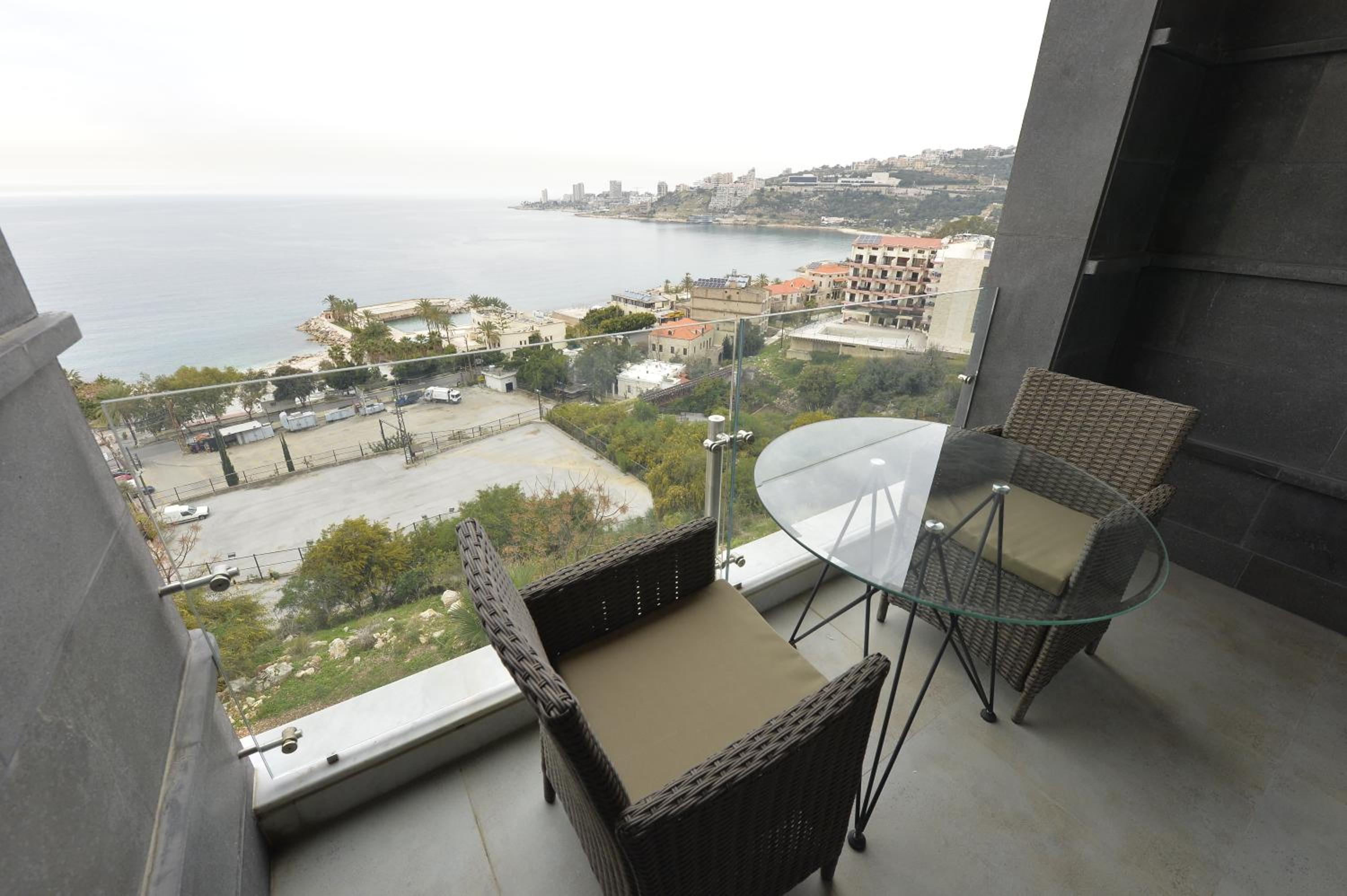 Executive Suite - Photo 9