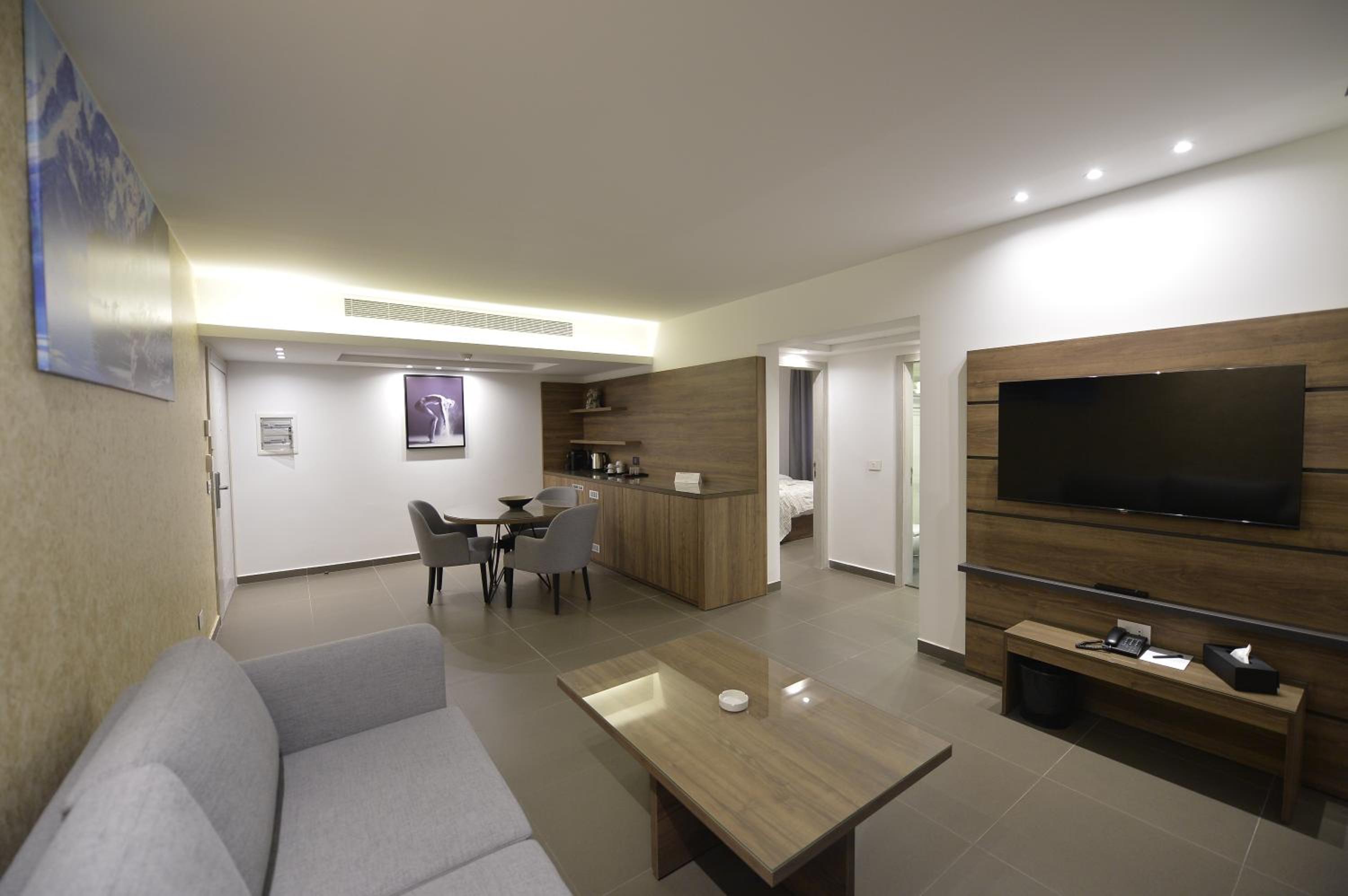 Superior Suite - Photo 8