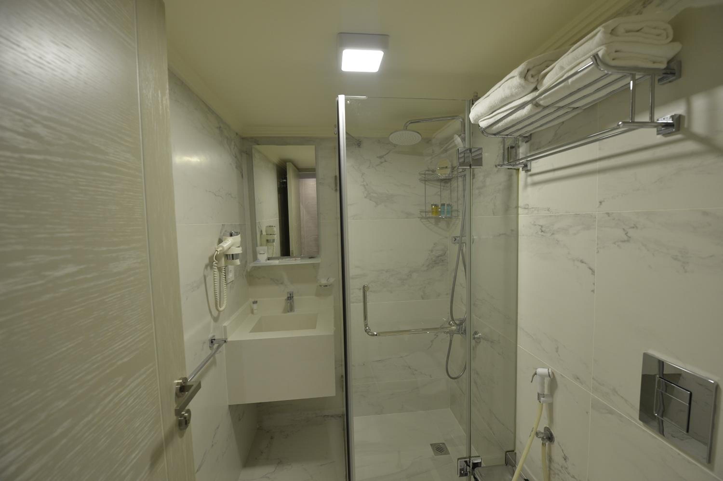 Executive Suite - Photo 10