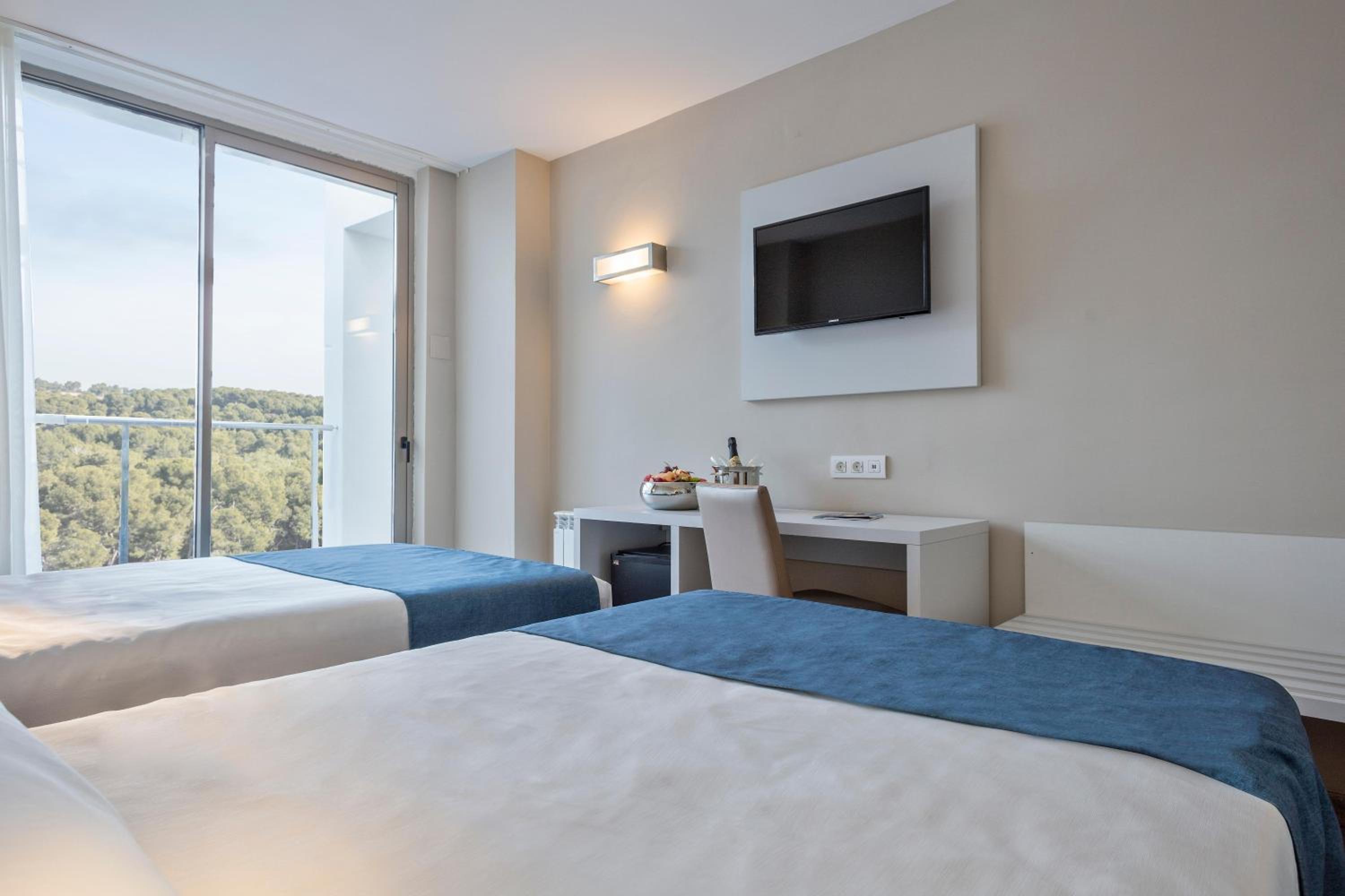 Double Room (2 Adults + 2 Children) photo 3