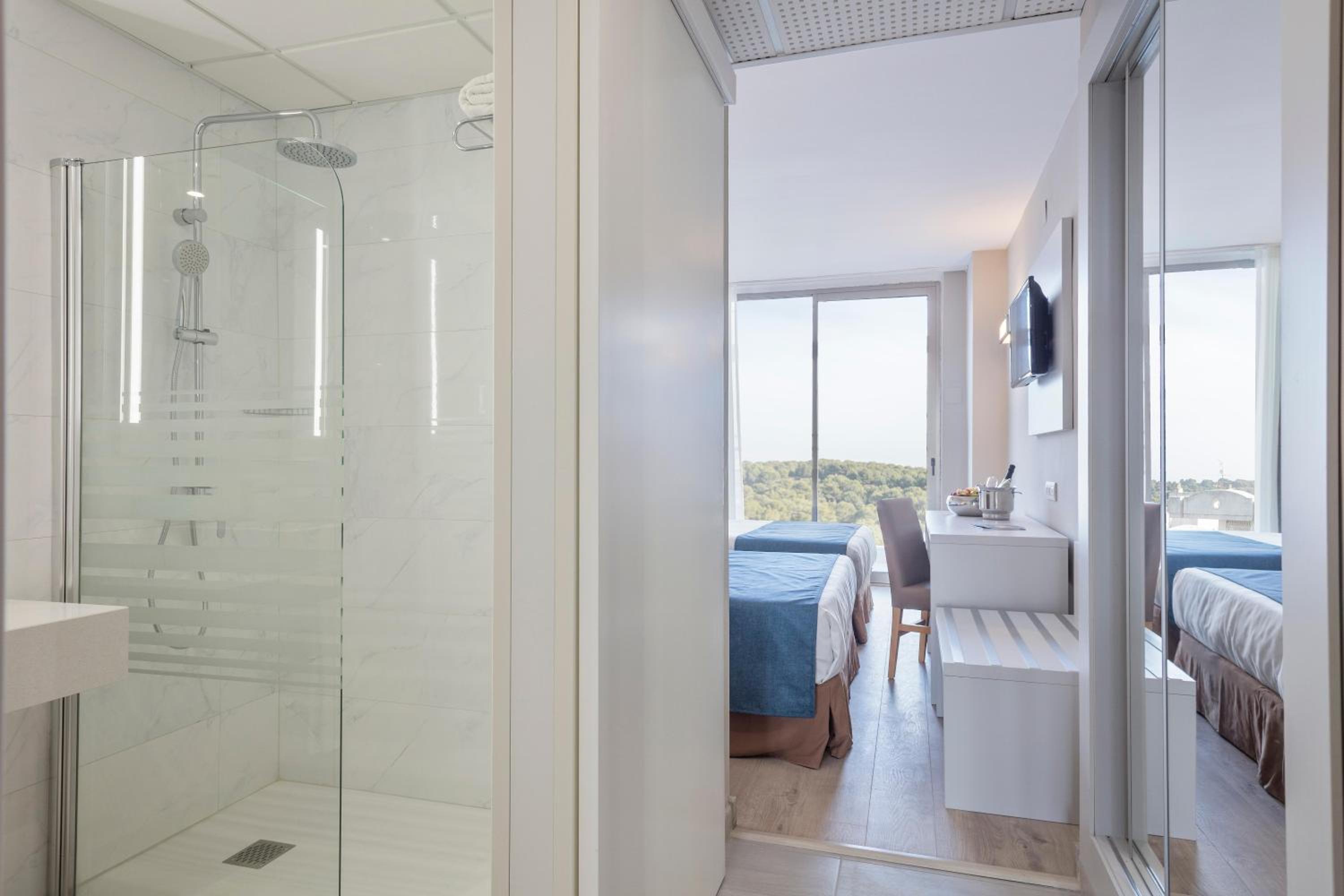 Double Room (2 Adults + 2 Children) photo 3