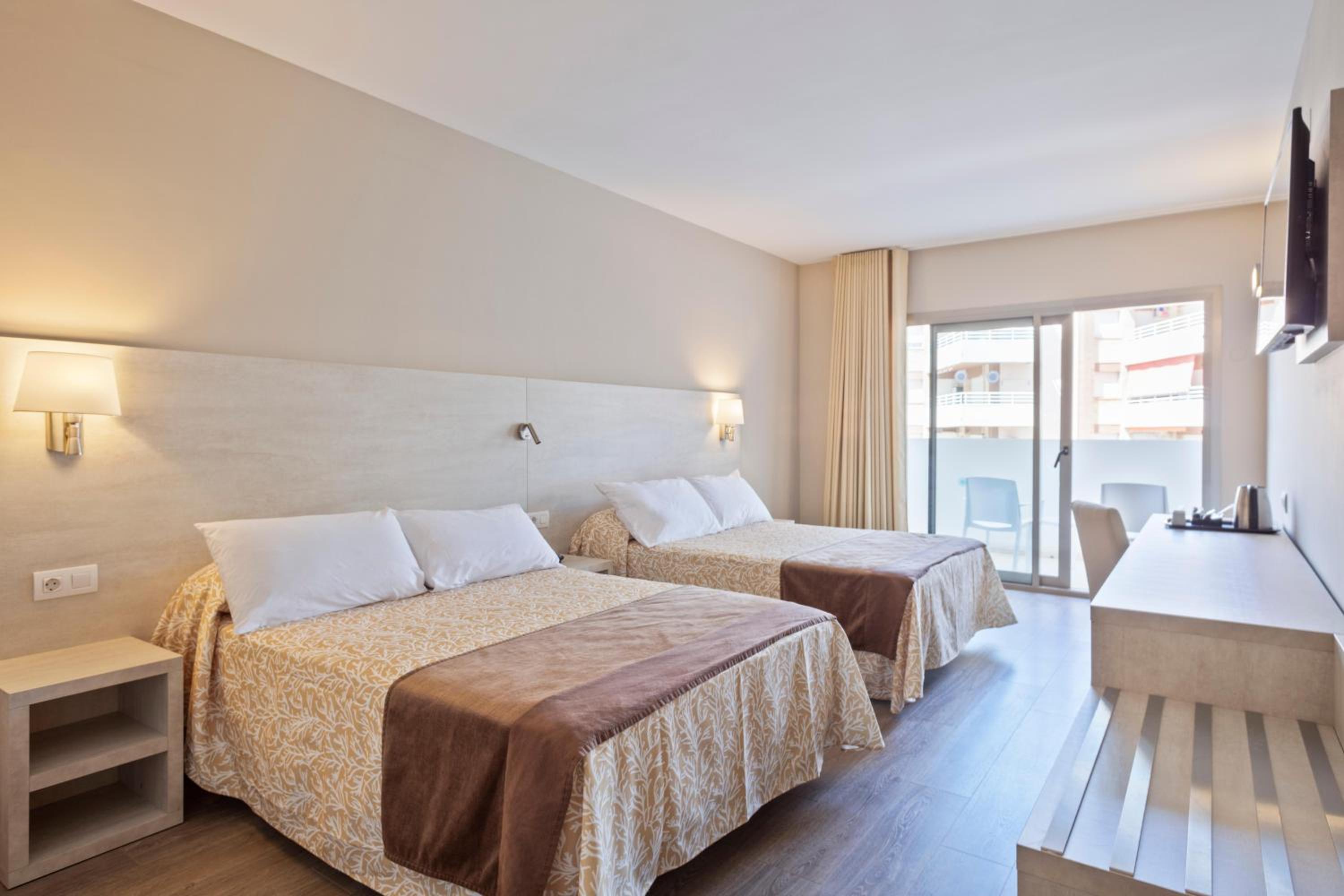 Double or Twin Room (3 Adults) - Photo 2