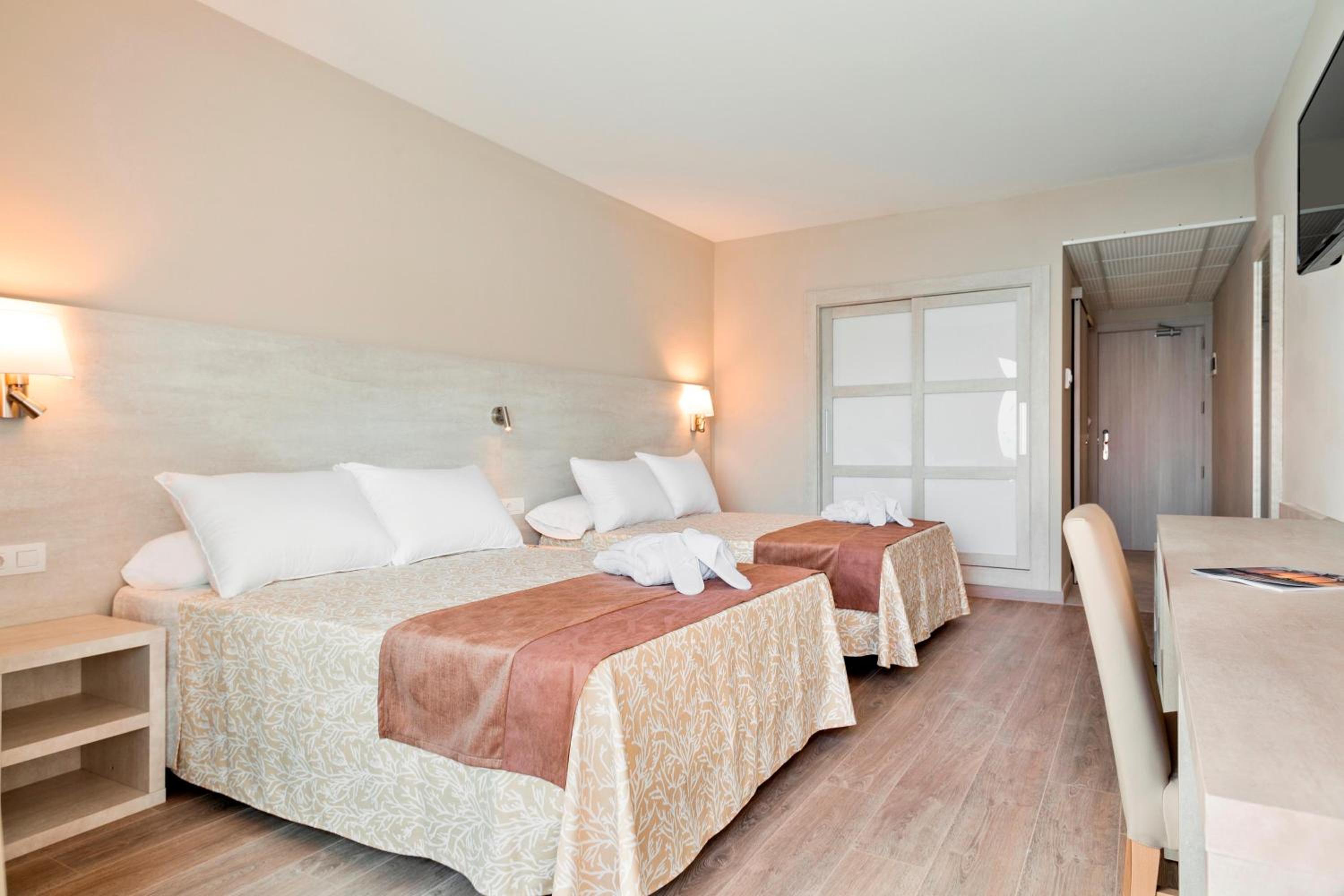 Double or Twin Room (3 Adults) - Photo 3