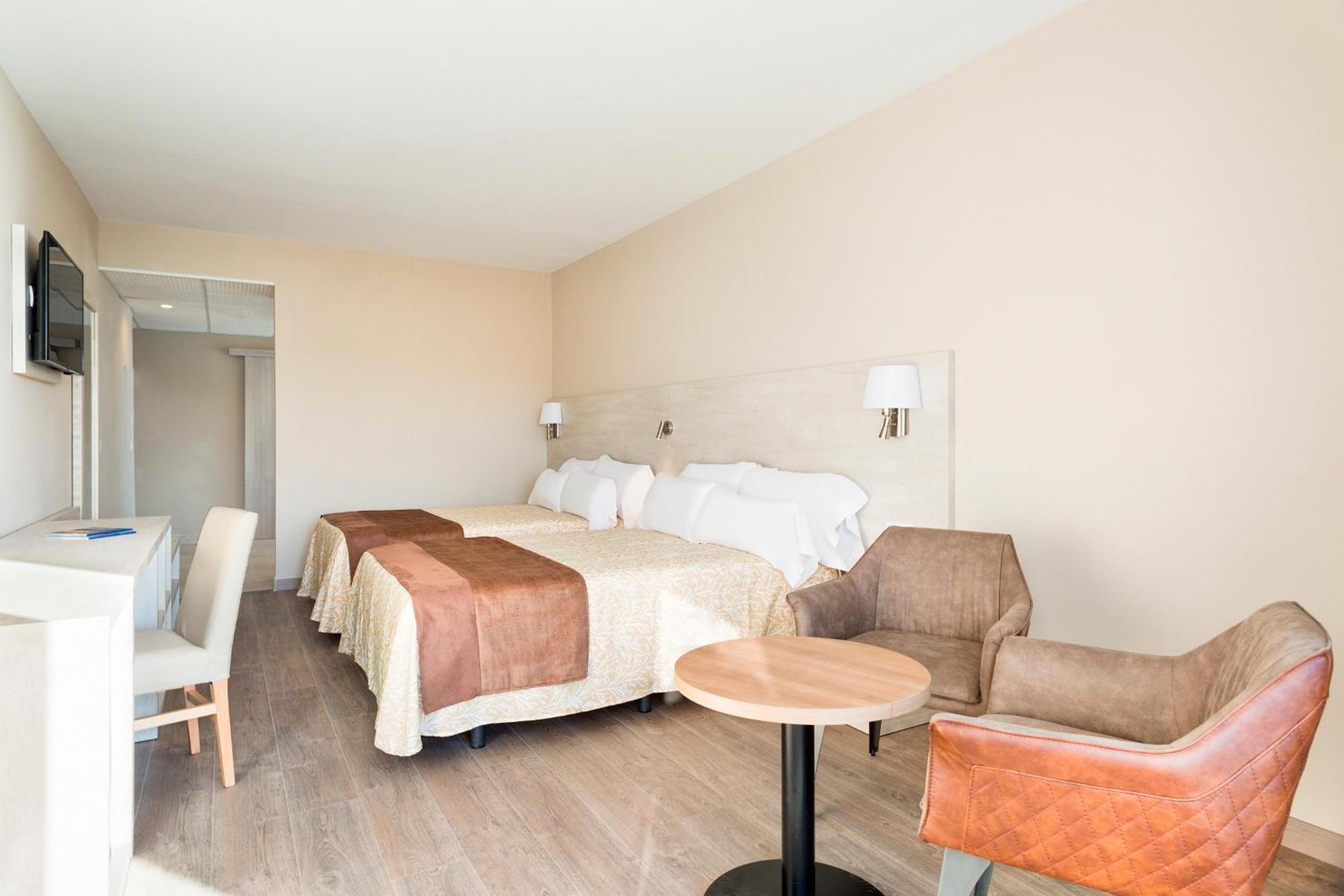 Double or Twin Room (3 Adults) - Photo 4