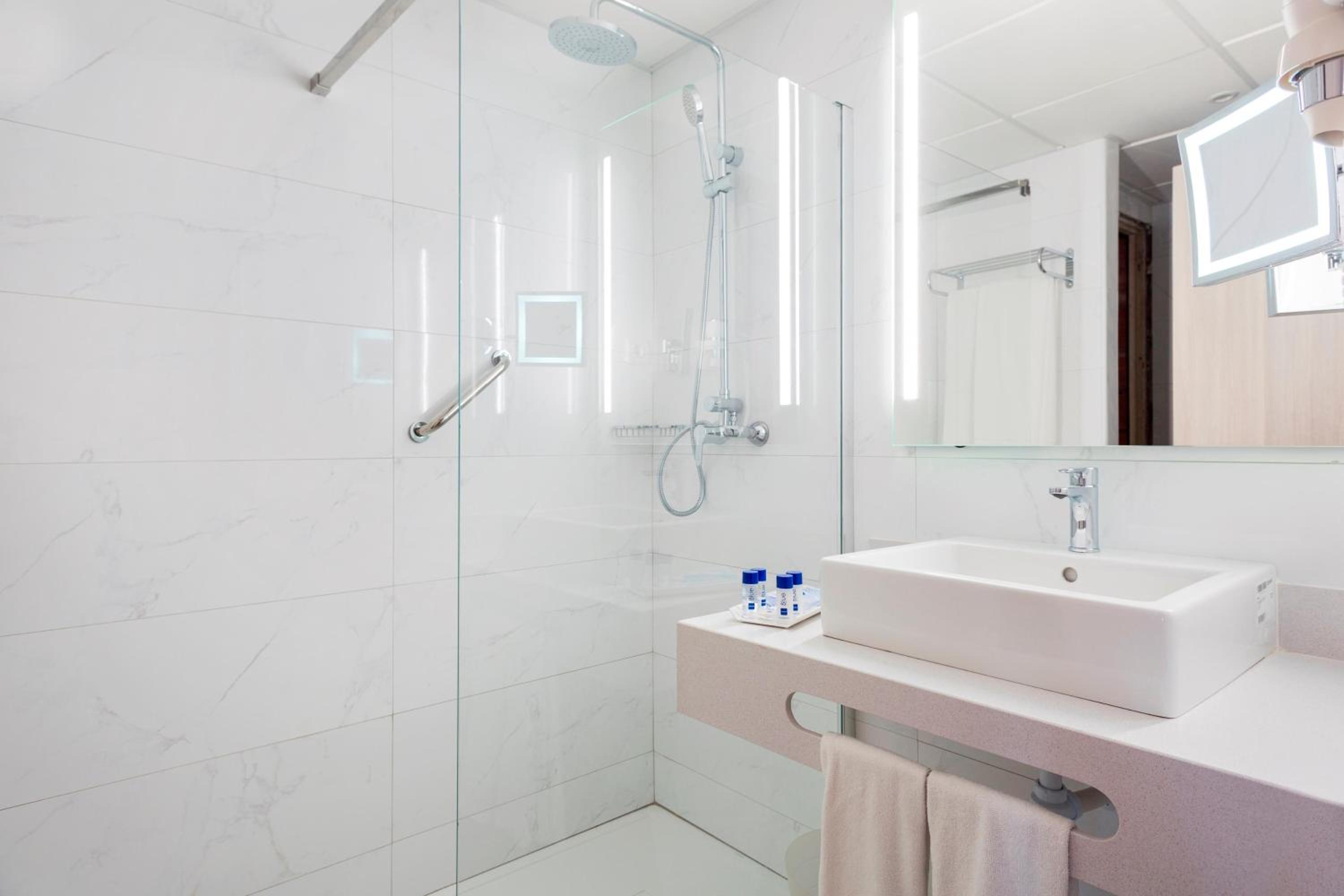 Double or Twin Room (3 Adults) - Photo 6