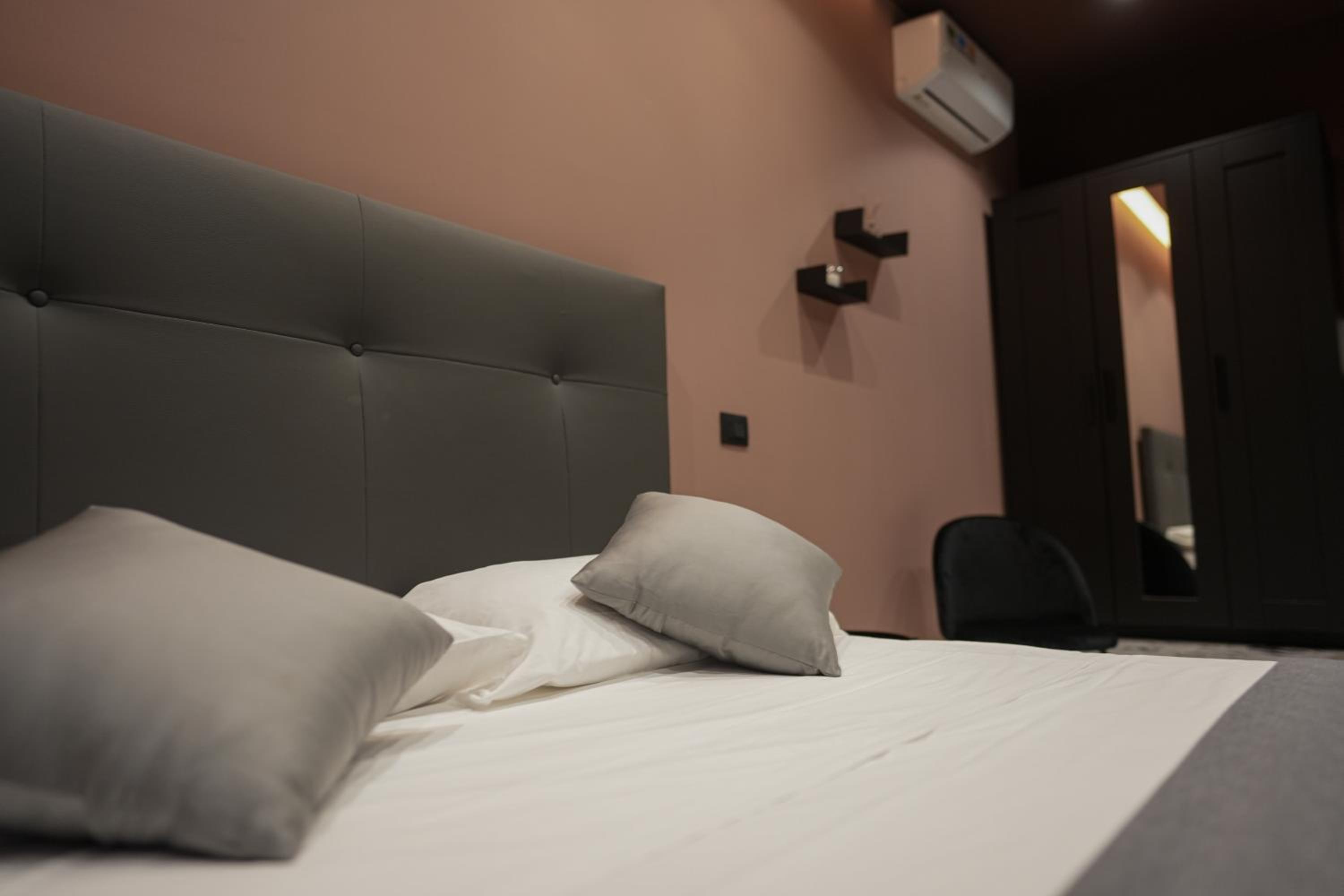 Deluxe Double Room - Photo 13