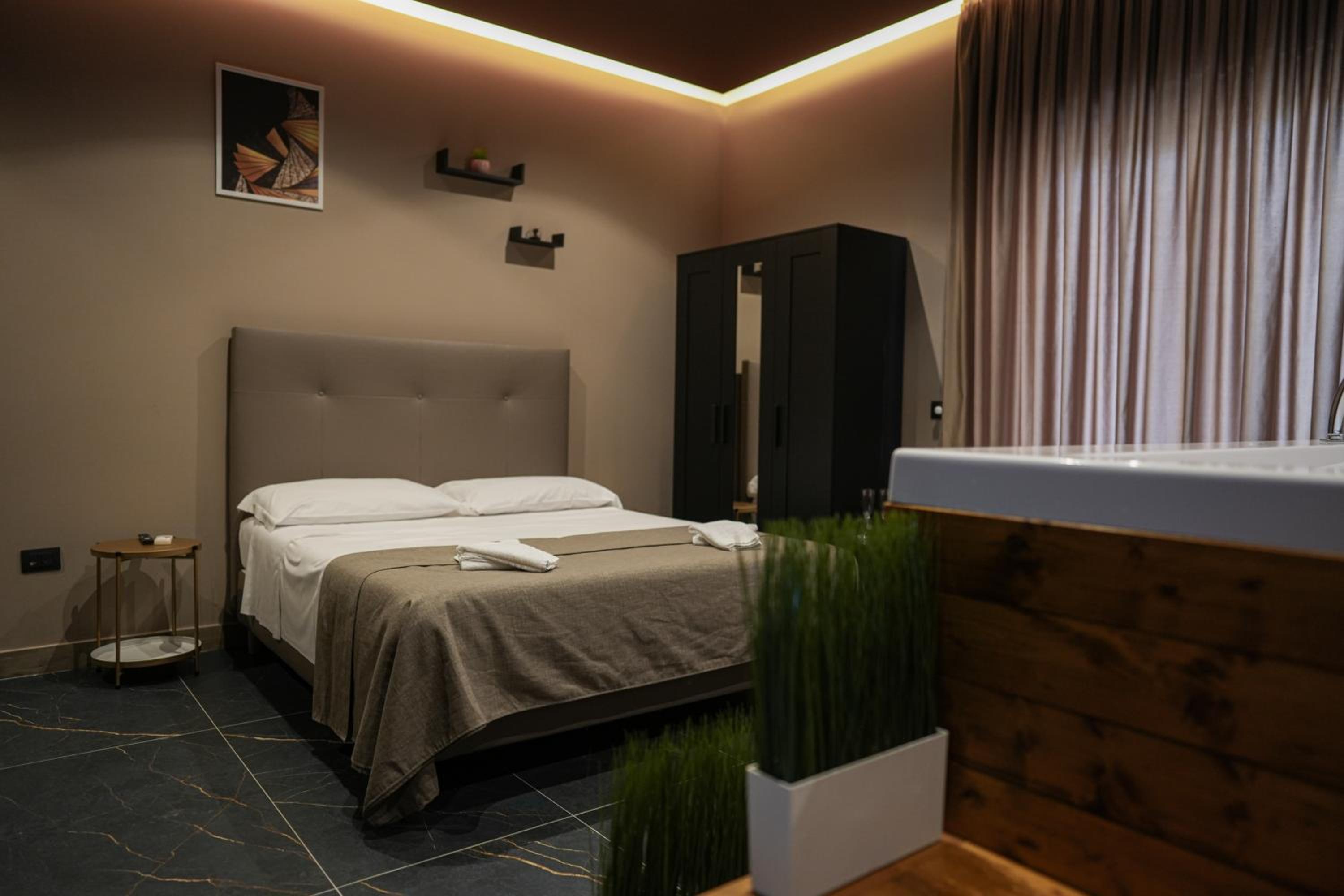 Deluxe Double Room - Photo 11
