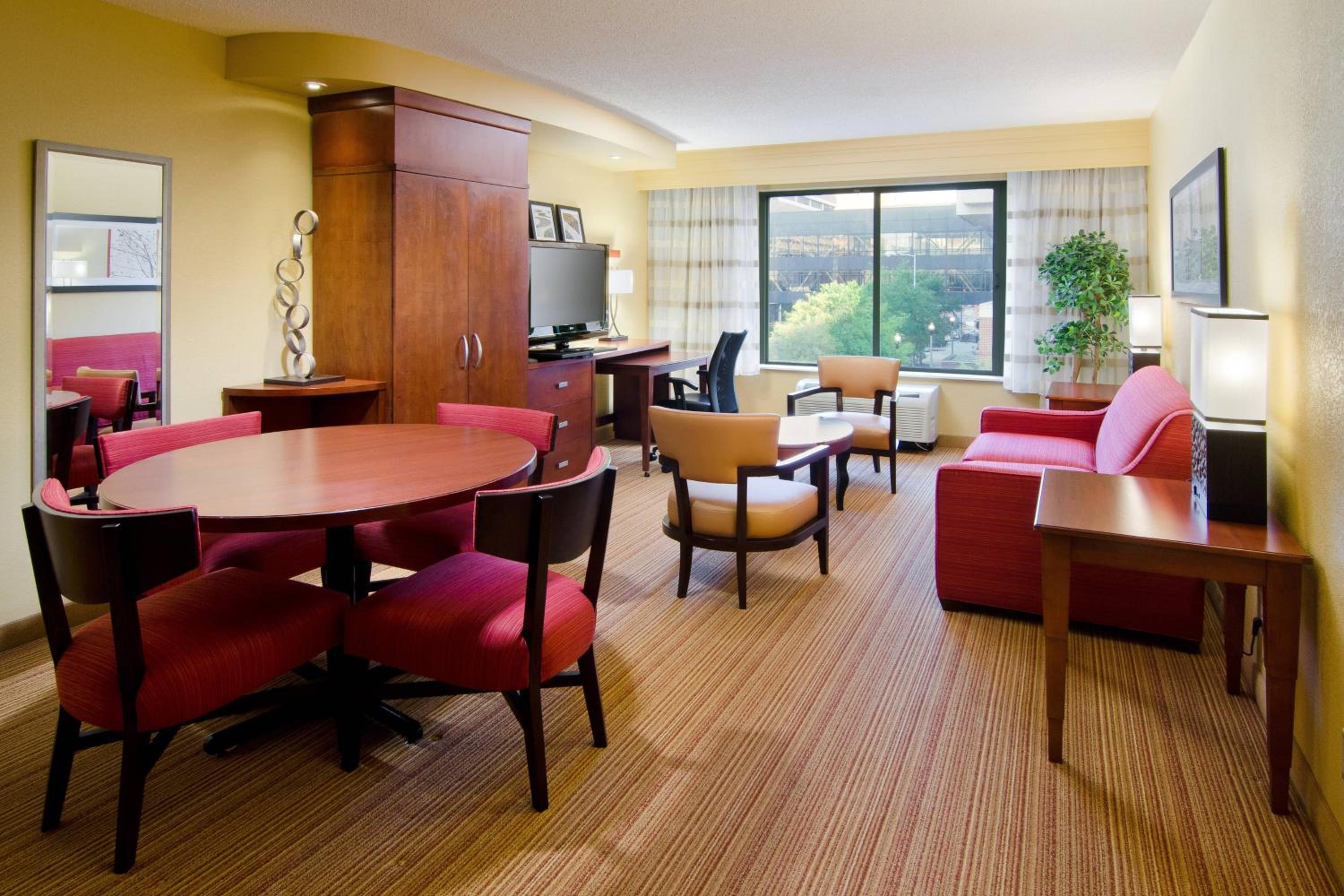 One-Bedroom King Suite - Photo 5