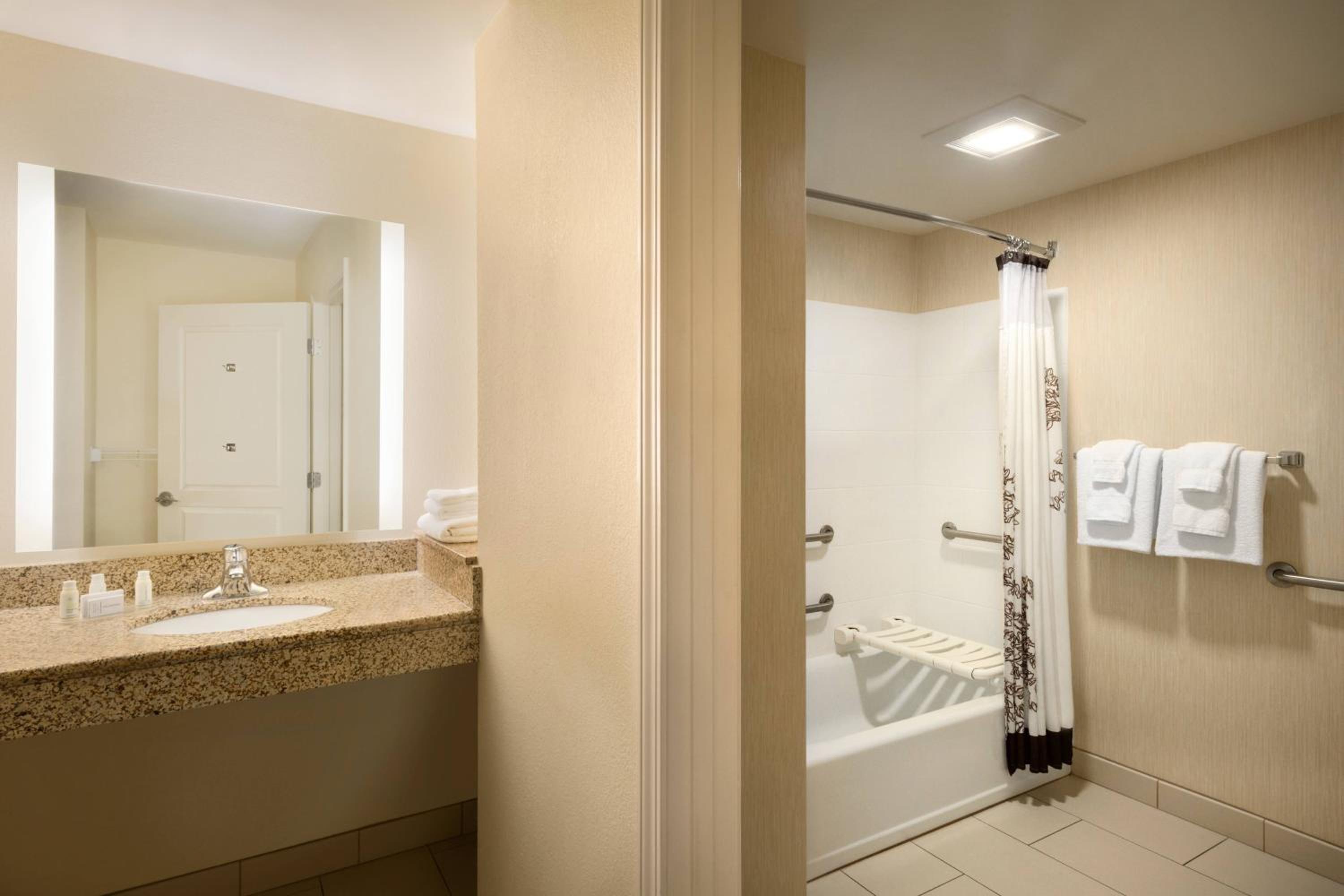 One-Bedroom King Suite with Sofa Bed - Photo 4