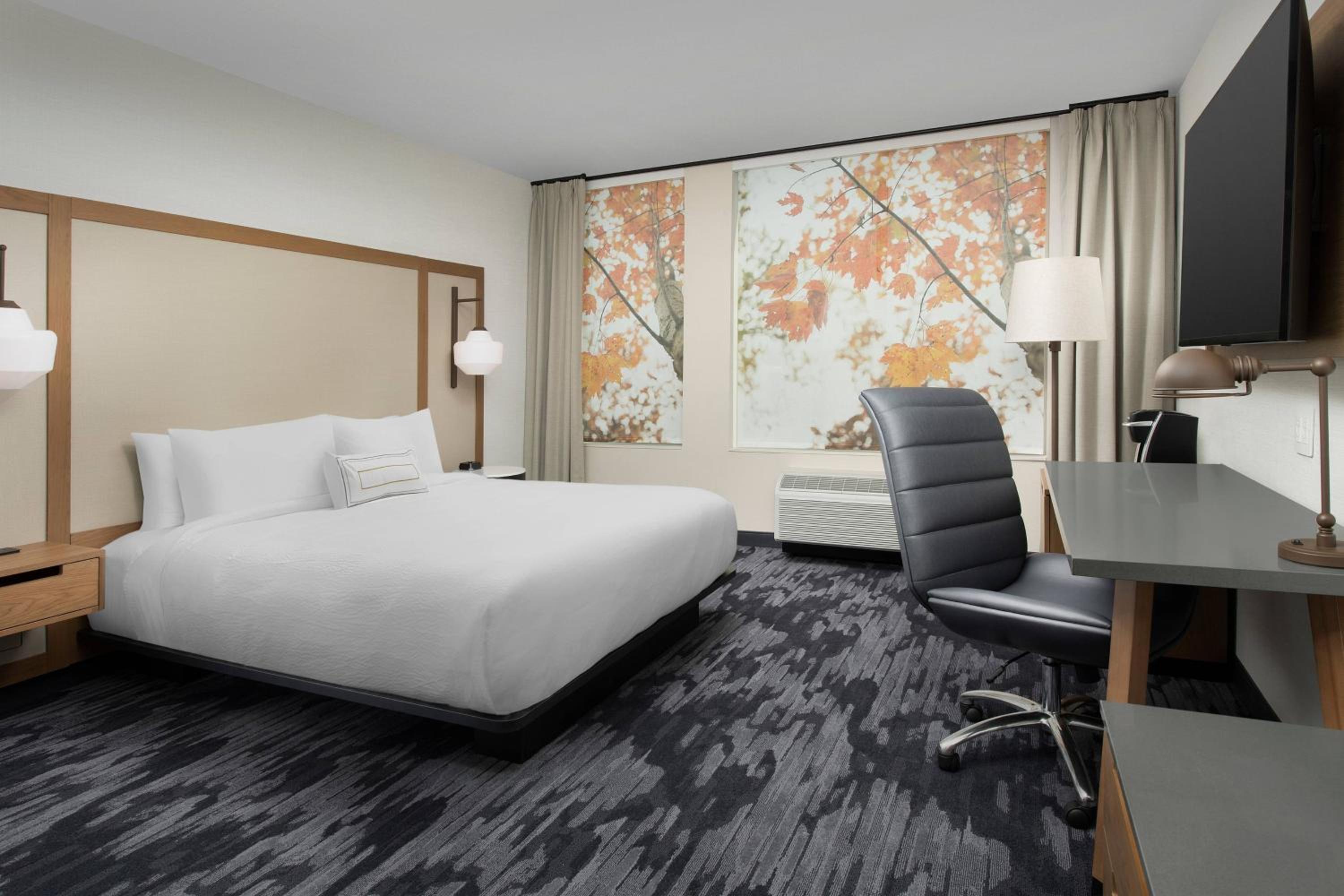 King Room with Adapted Tub - Mobility Accessible thumbnail 6