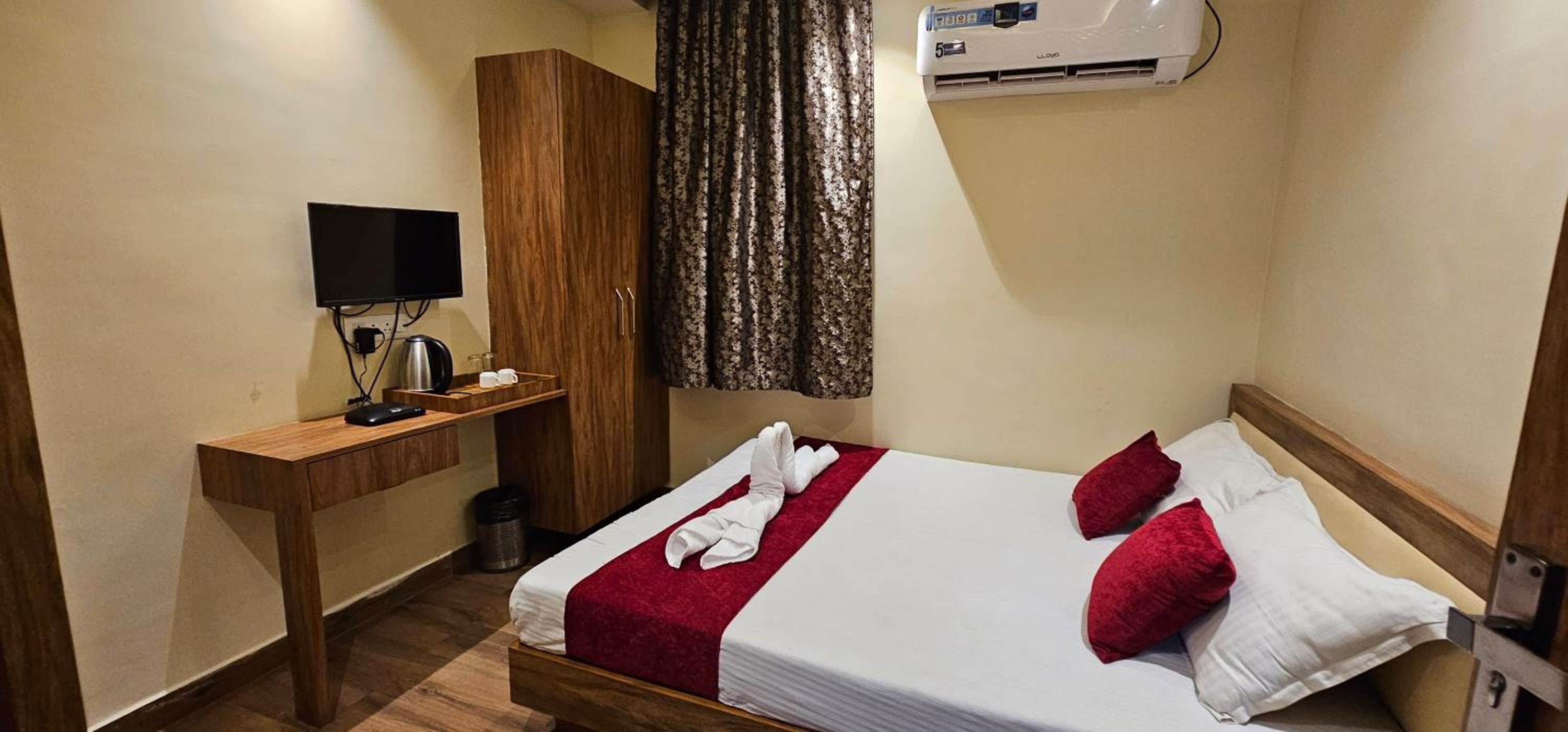 Deluxe Room - Photo 11