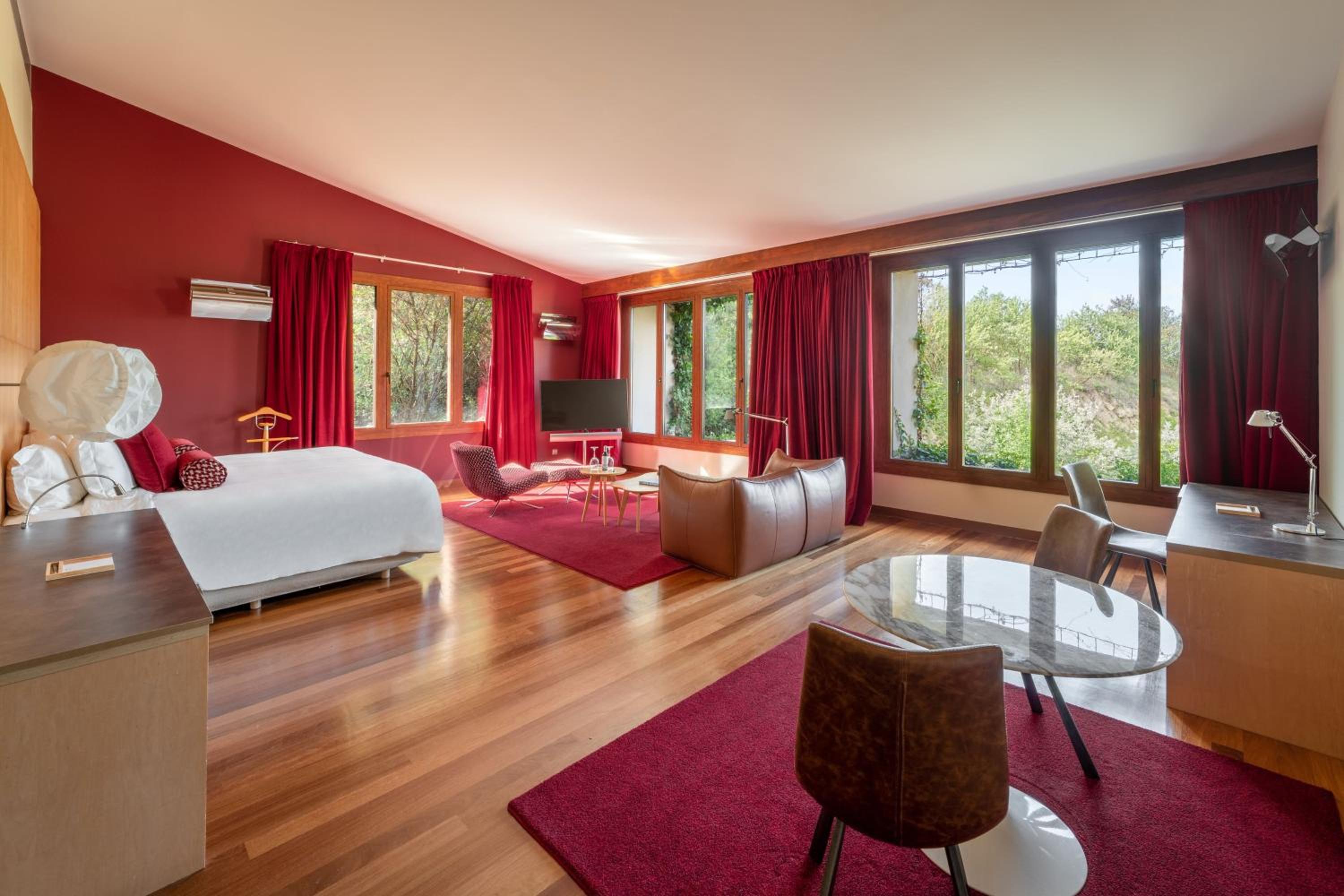 Riscal Suite, 1 King, Vineyards view, Mountain view