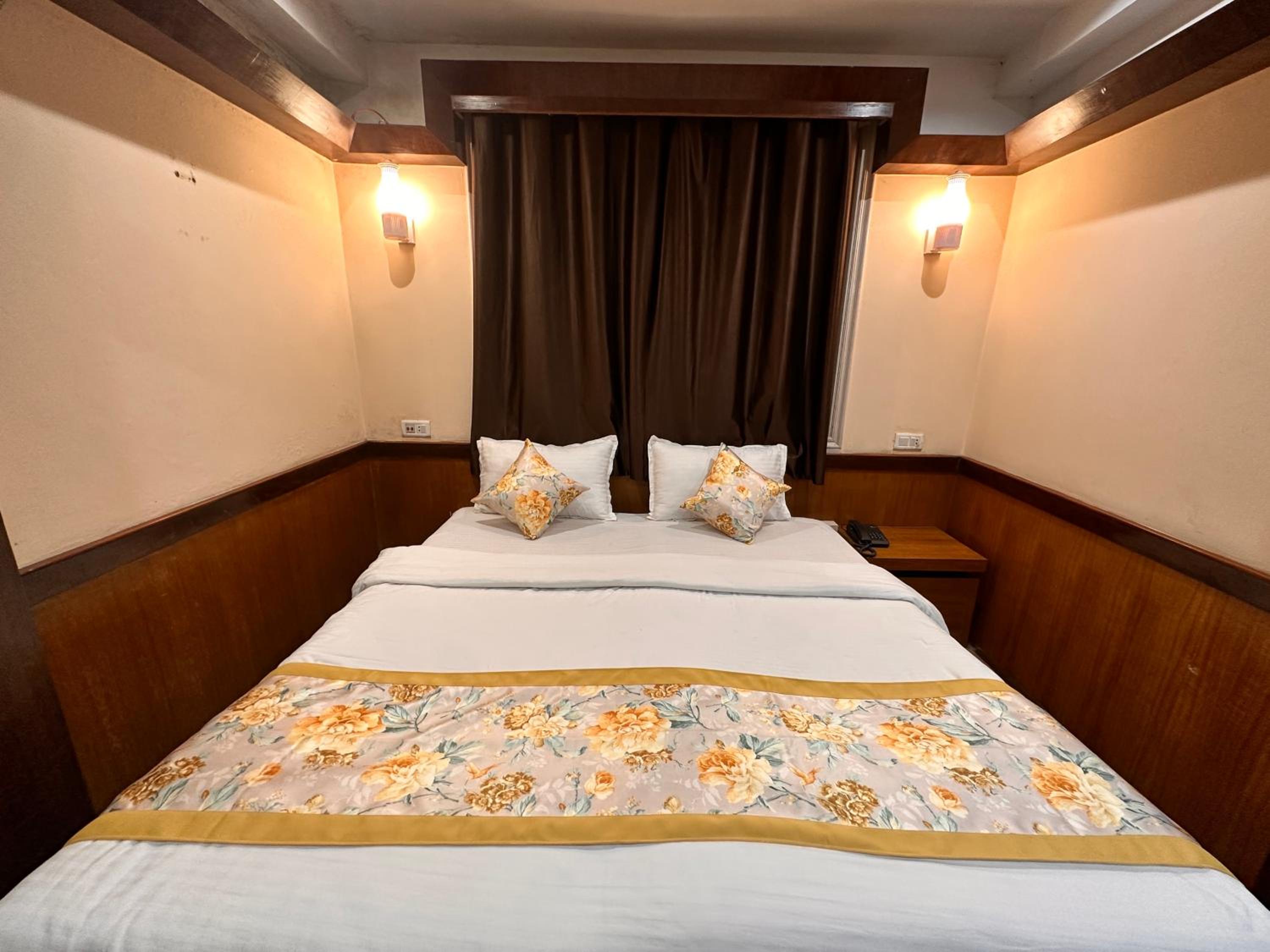 Deluxe Room (2 Adults + 1 Child)