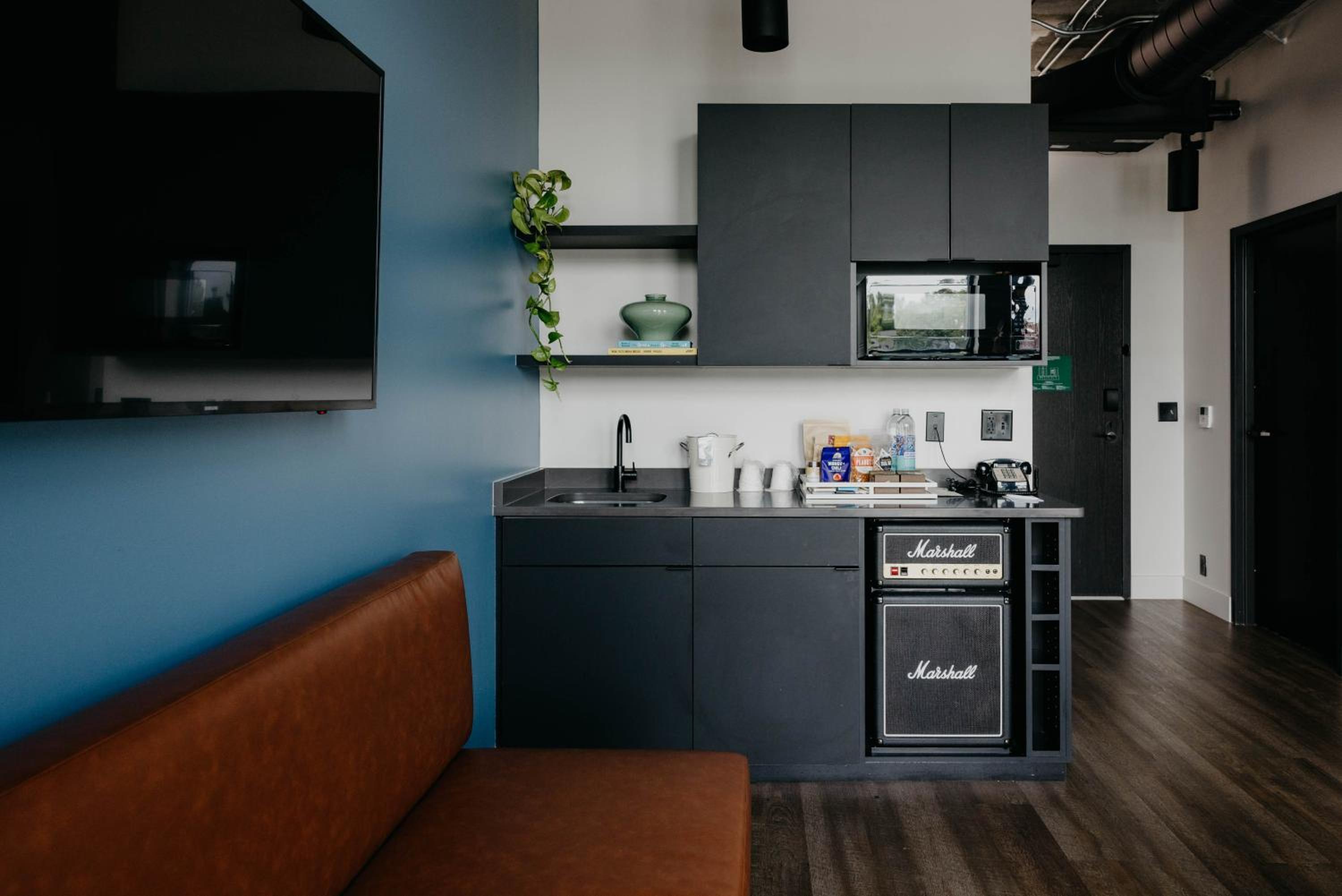 King Bed Junior Suite with Kitchenette - Photo 4