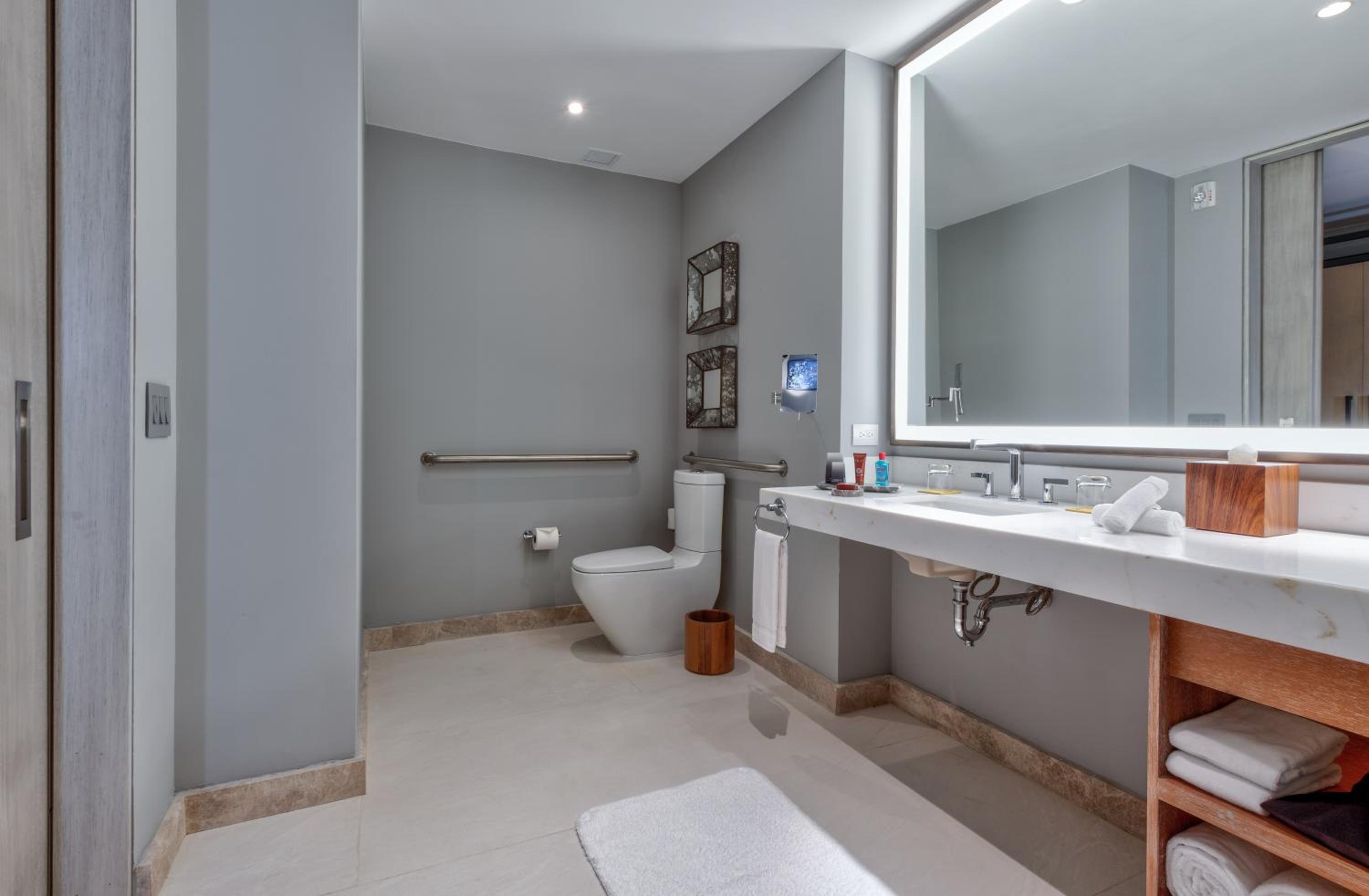 Queen Room with Two Queen Beds and Roll-In Shower - Disability Access - Photo 5