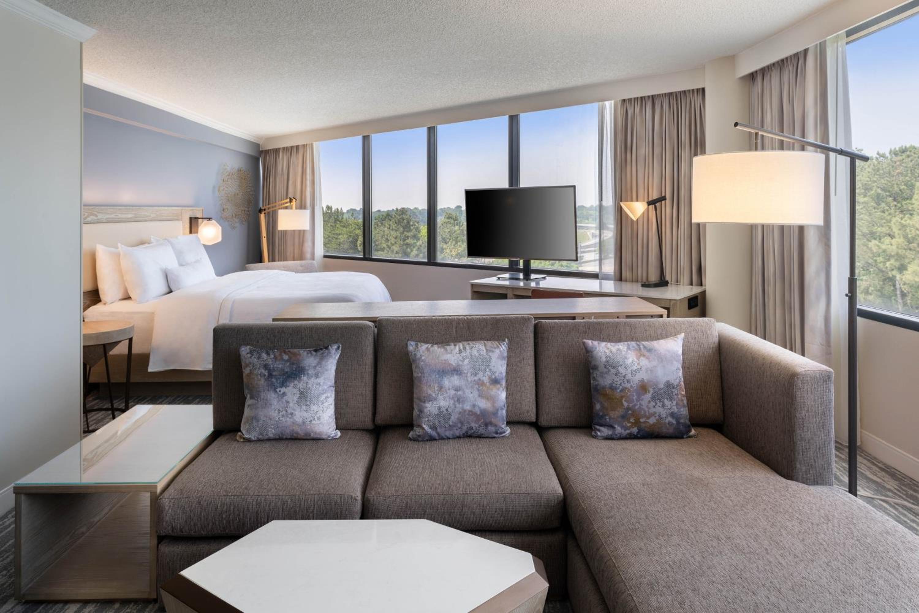 Junior Suite, 1 King - Photo 3