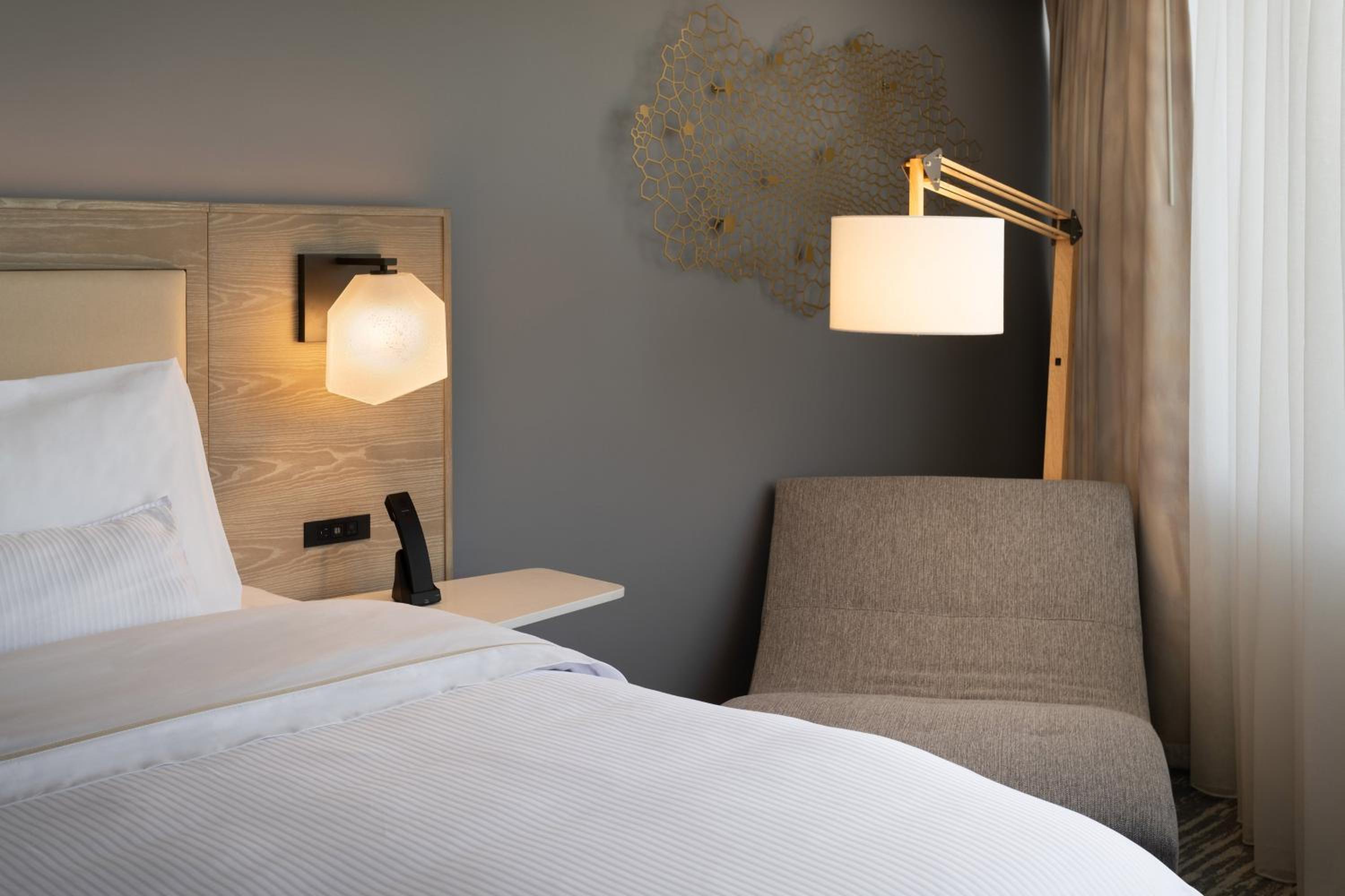Junior Suite, 1 King - Photo 4