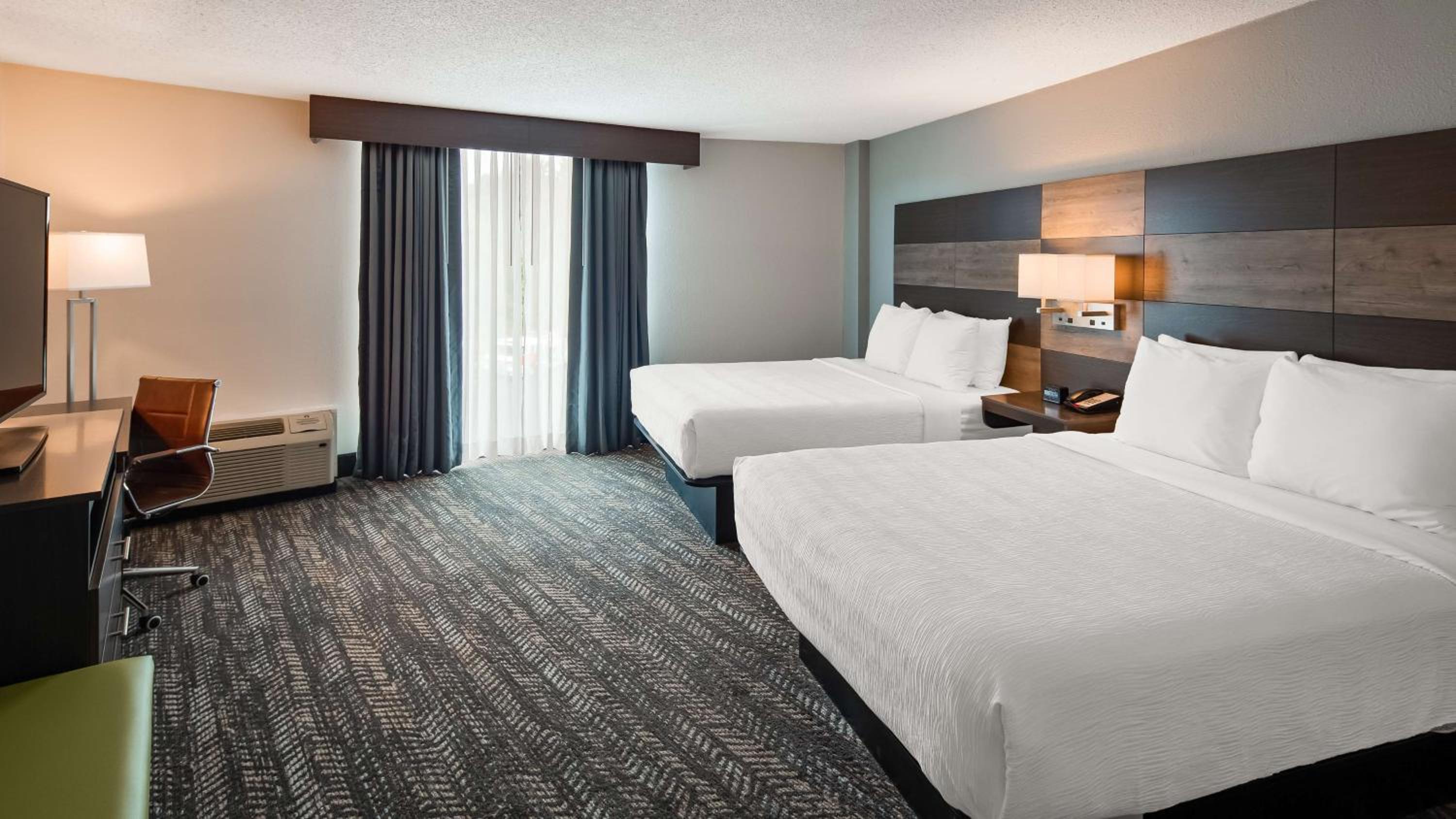 Queen Room with Two Queen Beds and Walk-In Shower - Pet Friendly/Non-Smoking - Photo 4