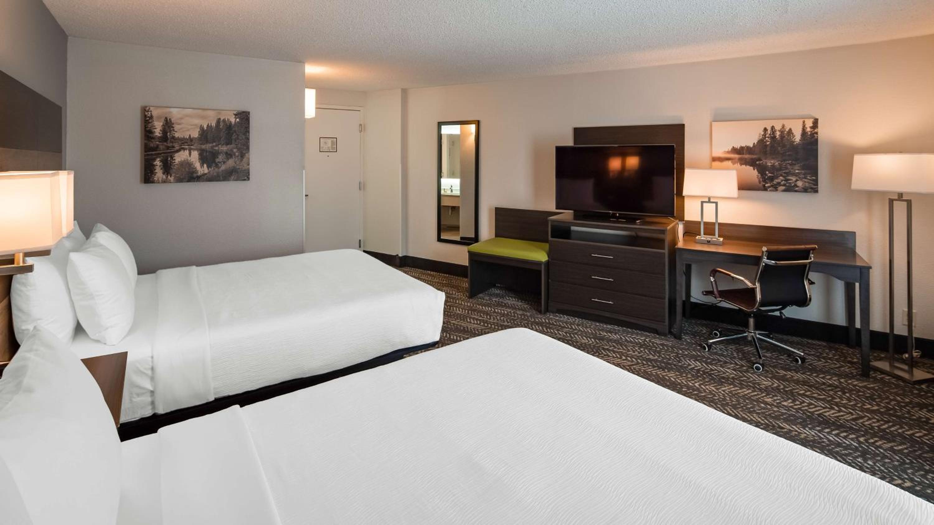 Queen Room with Two Queen Beds - Photo 3