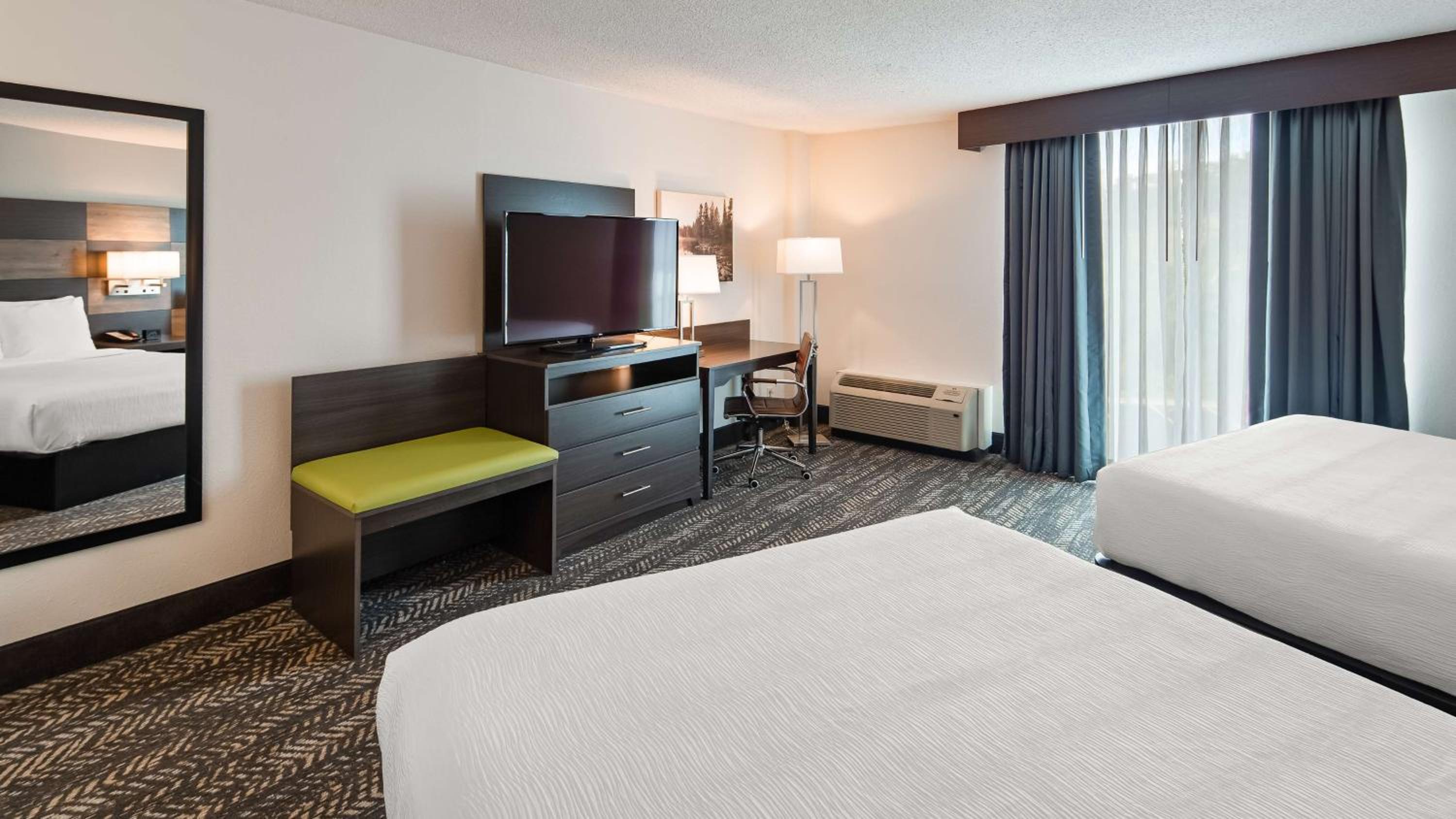 Queen Room with Two Queen Beds and Walk-In Shower - Pet Friendly/Non-Smoking - Photo 3