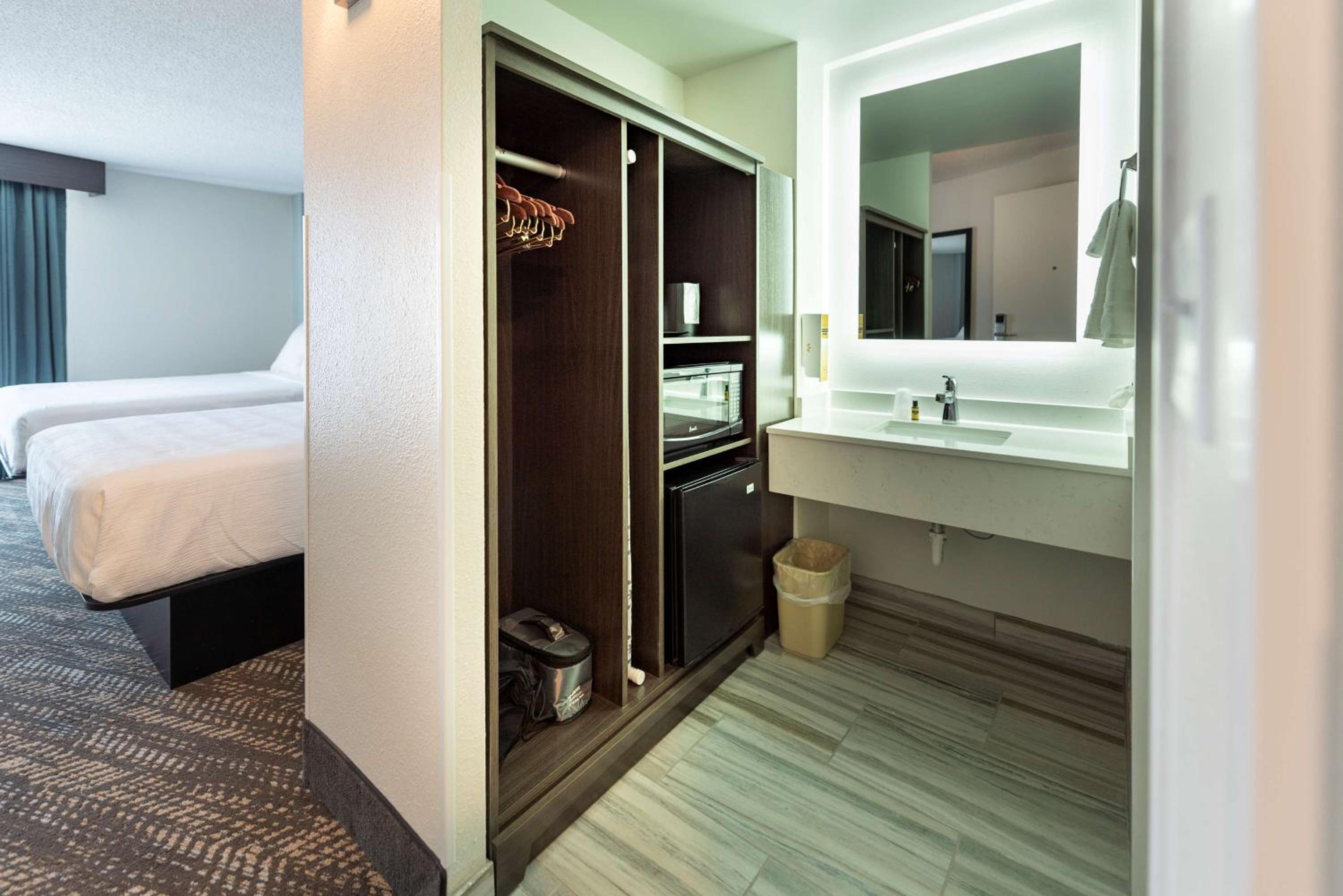 Queen Room with Two Queen Beds - Photo 2