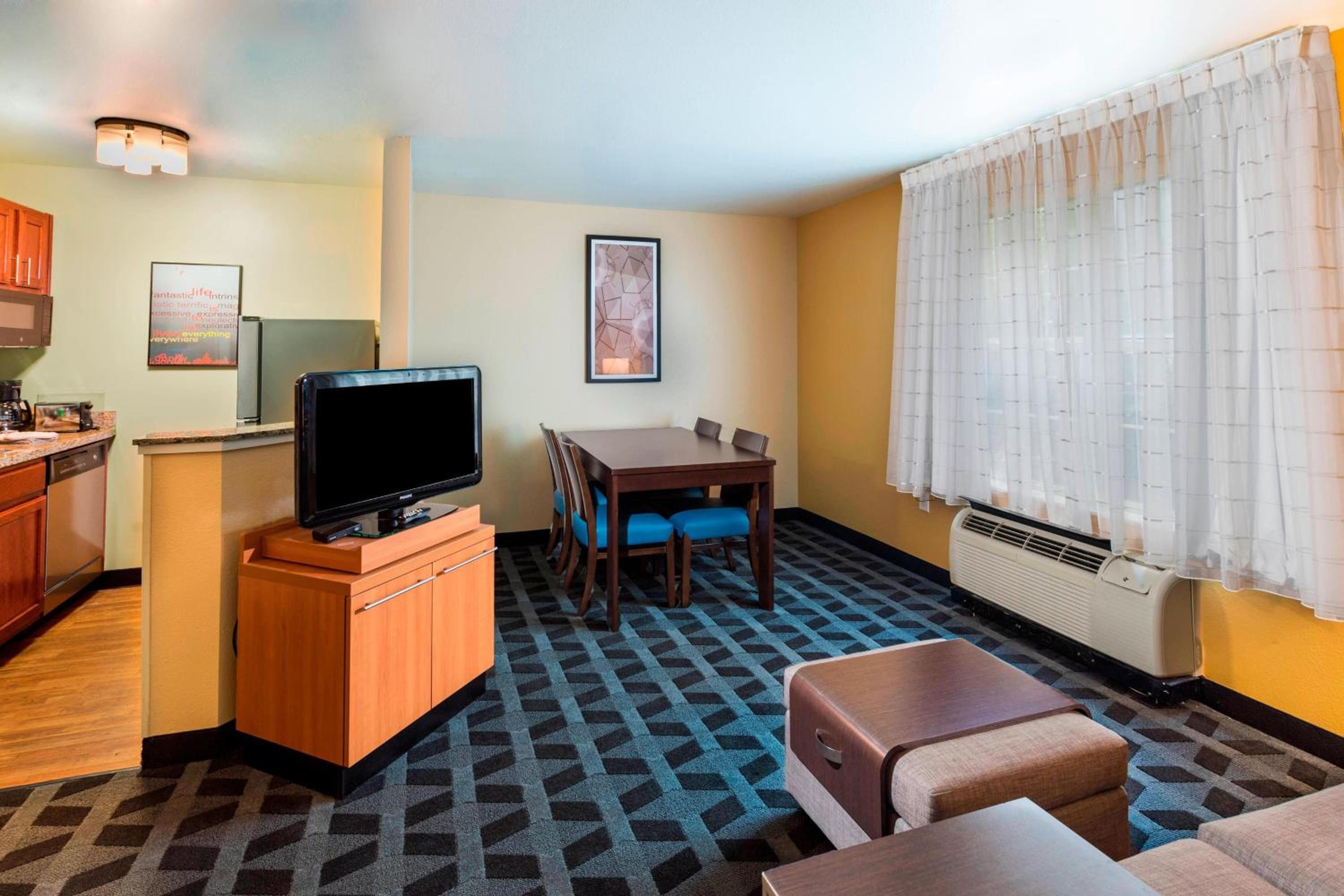 Two-Bedroom Queen Suite with Sofa Bed - Photo 4