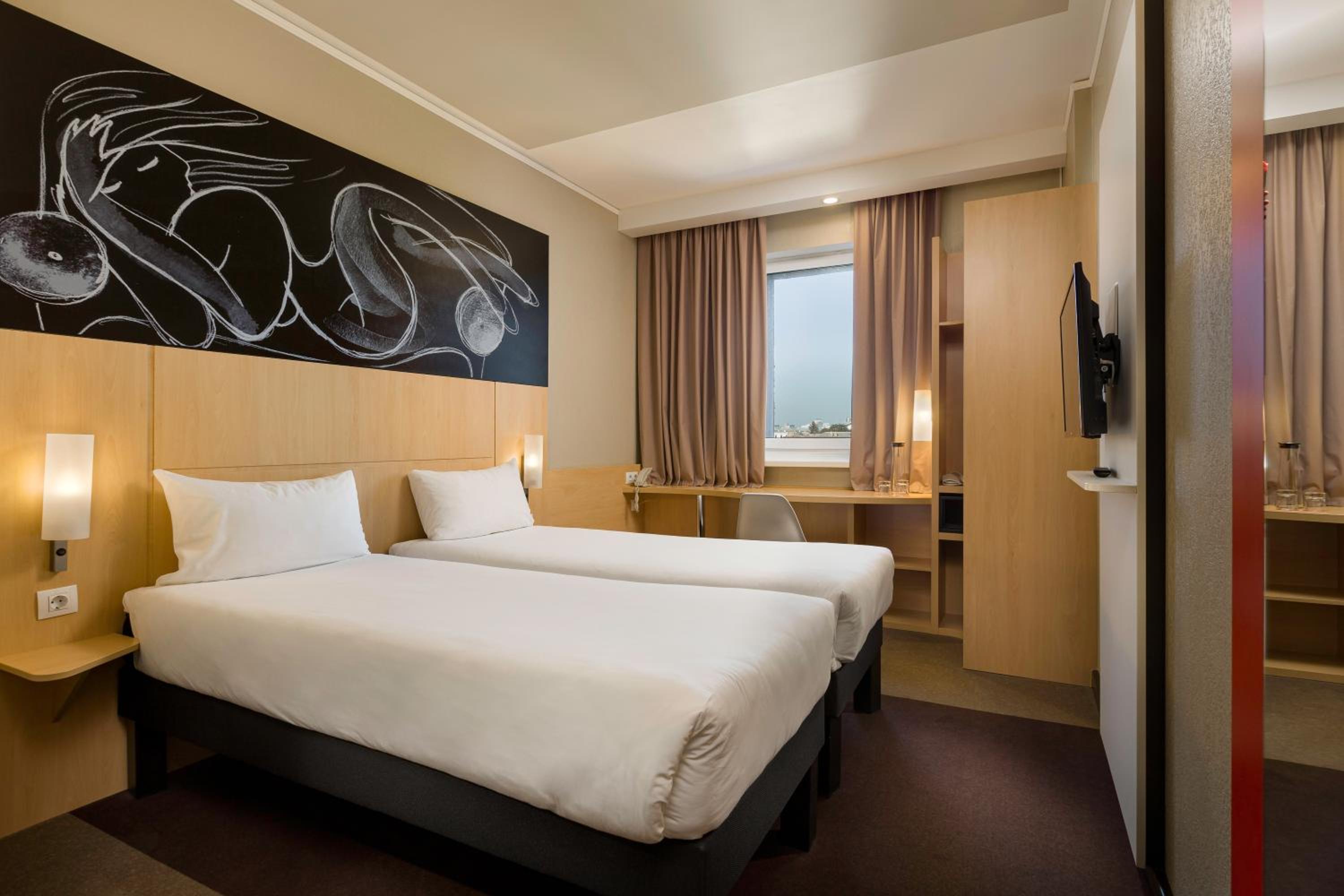 Standard Twin Room - Photo 8