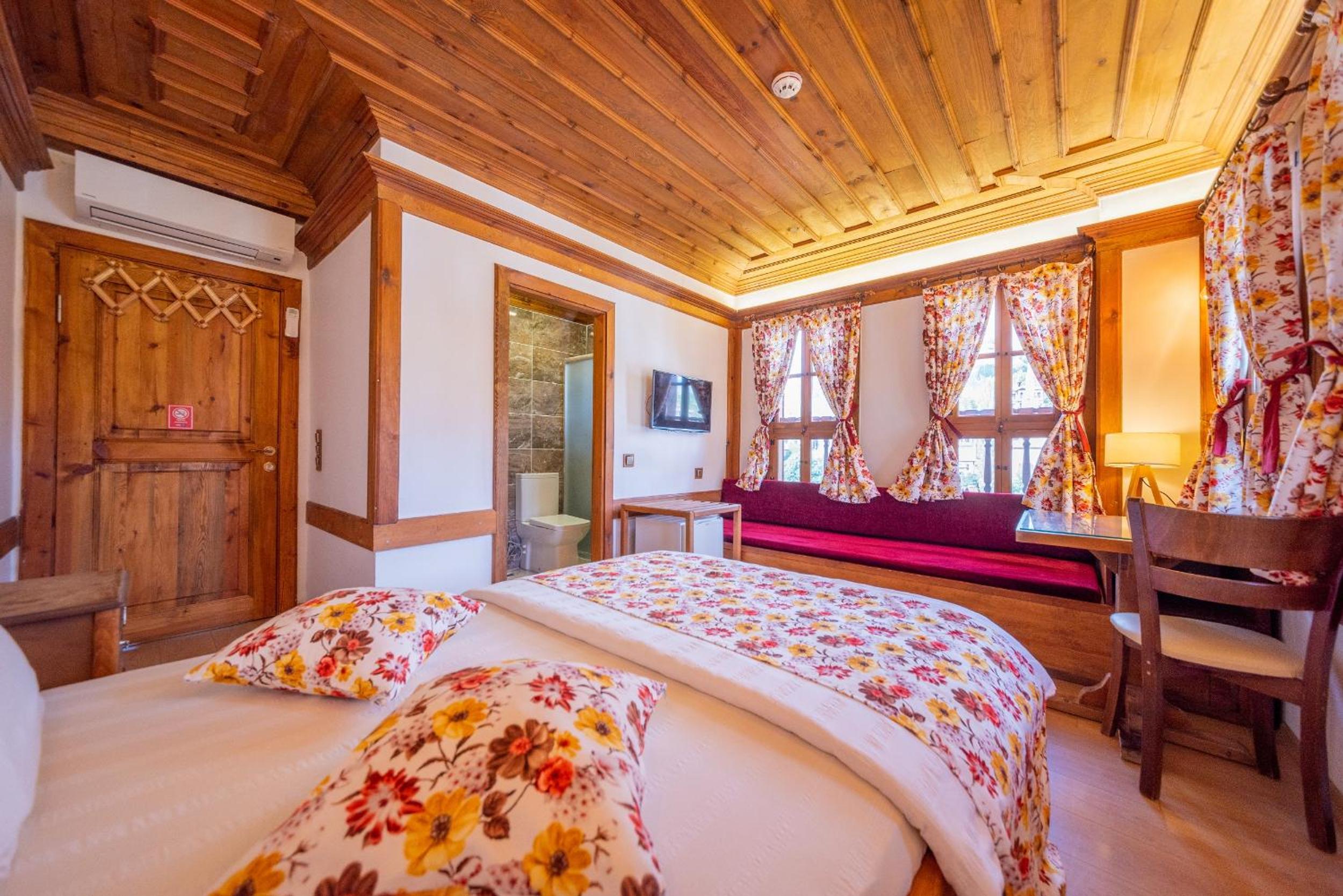 Deluxe Double Room - Photo 12