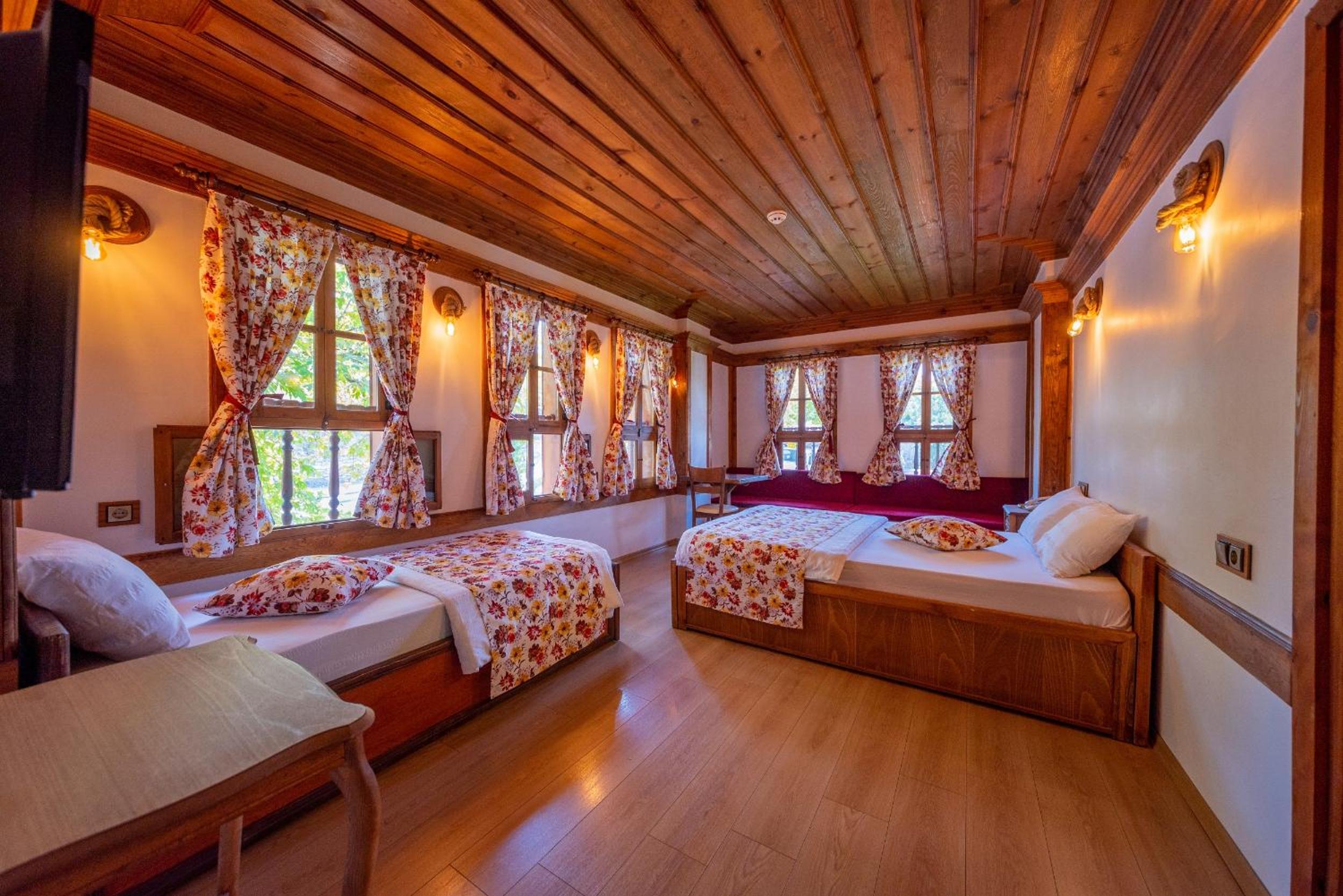 Deluxe Double Room - Photo 13