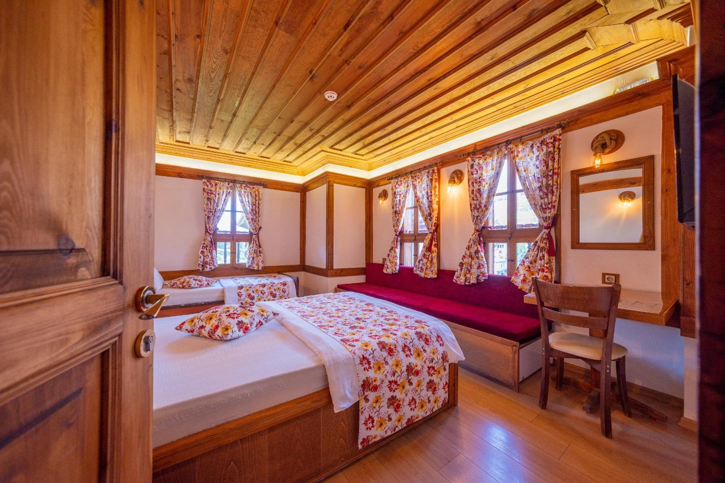 Deluxe Double Room - Photo 8