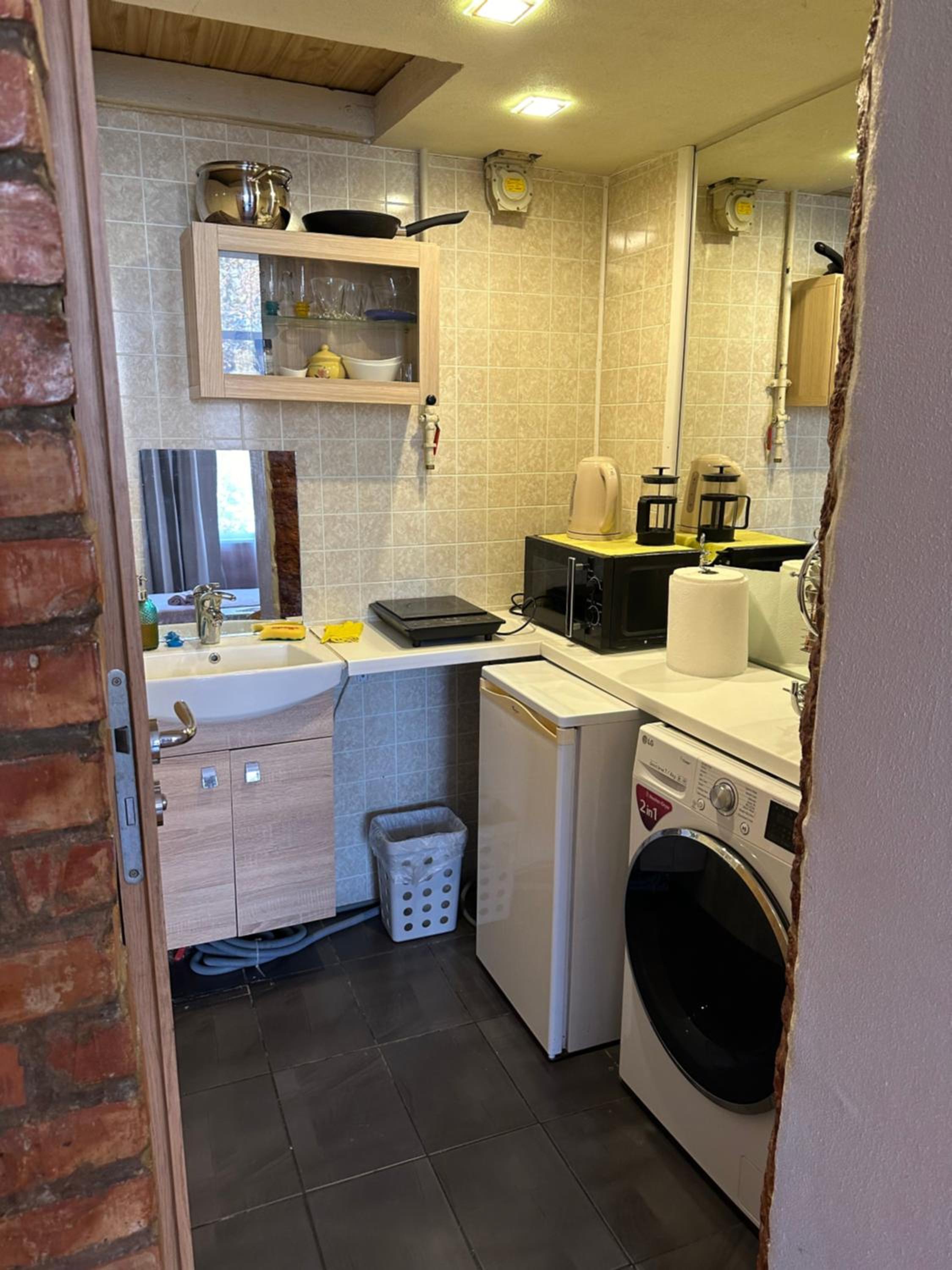 Apartment with a small Kitchen - Photo 2