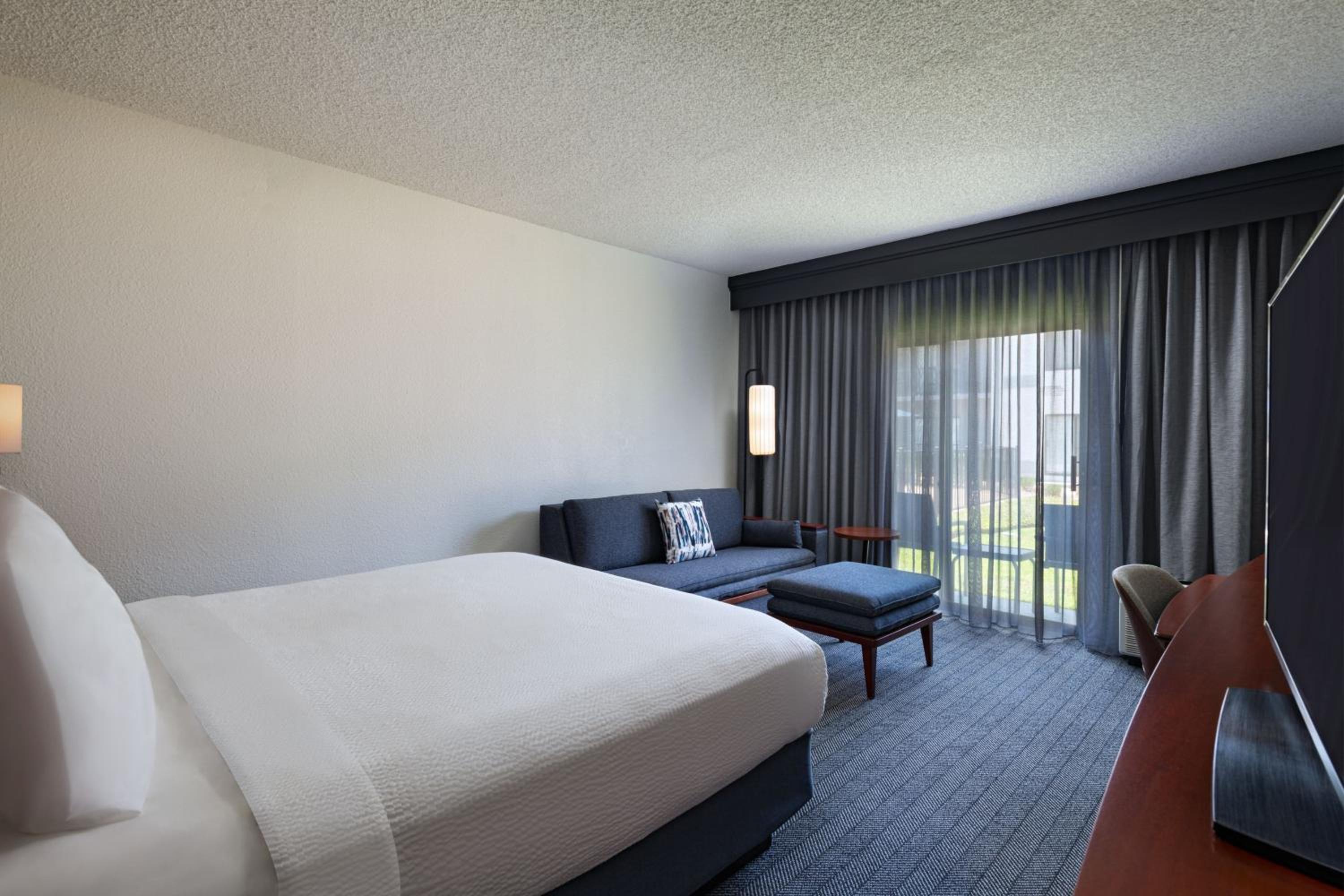 King Room with Sofa Bed - Photo 1