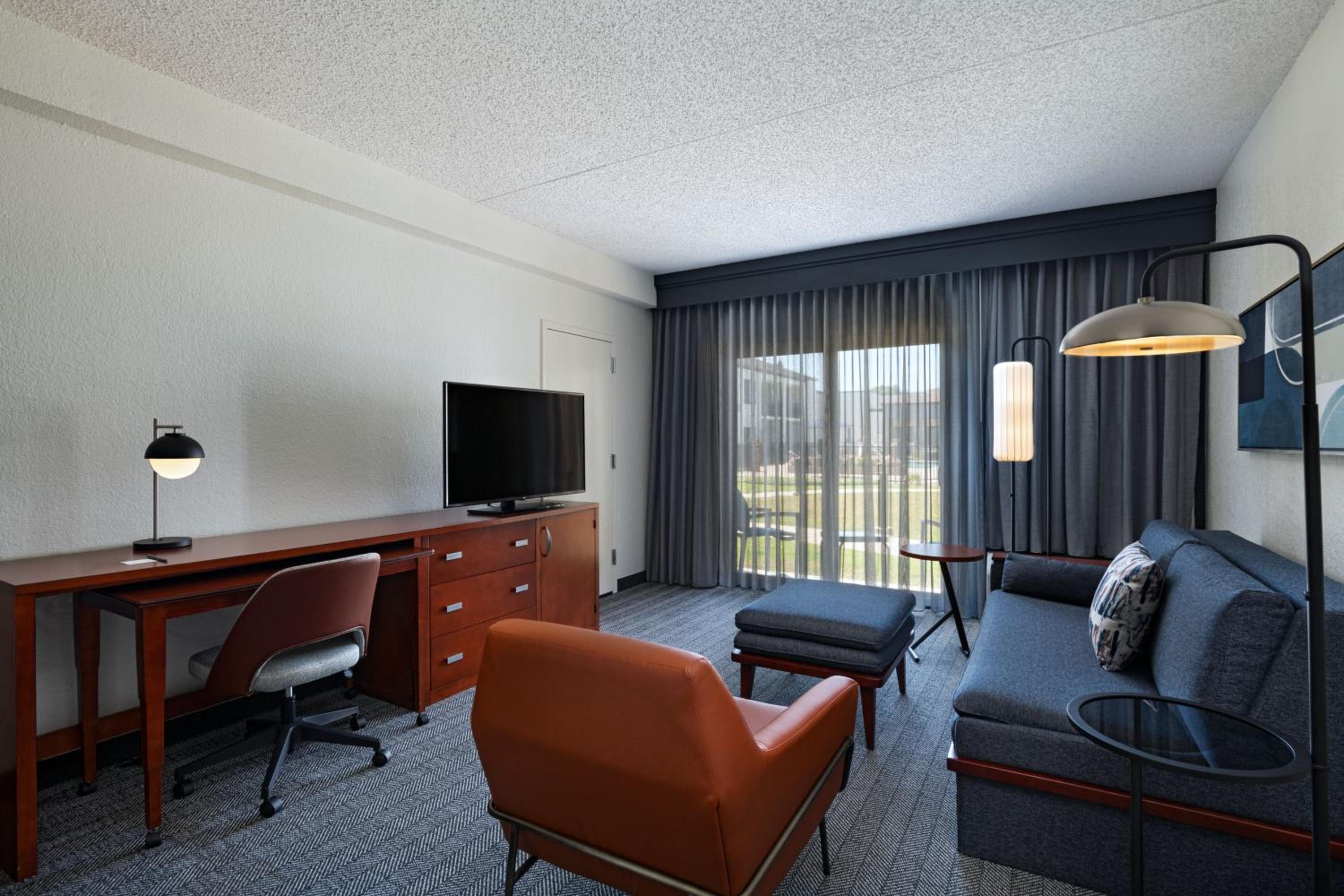 One-Bedroom Suite with King Bed and Sofa Bed - Photo 2