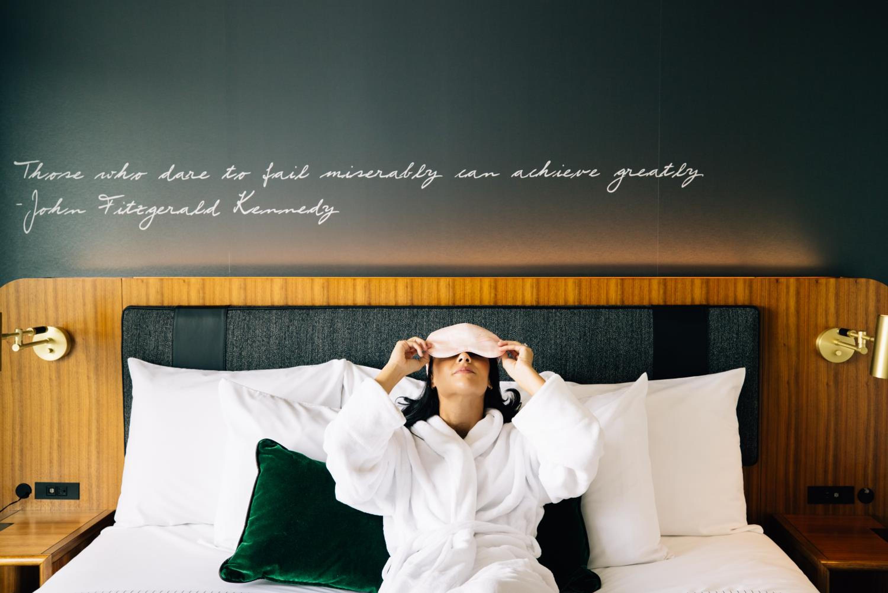 King Room - Non-Smoking - Photo 9
