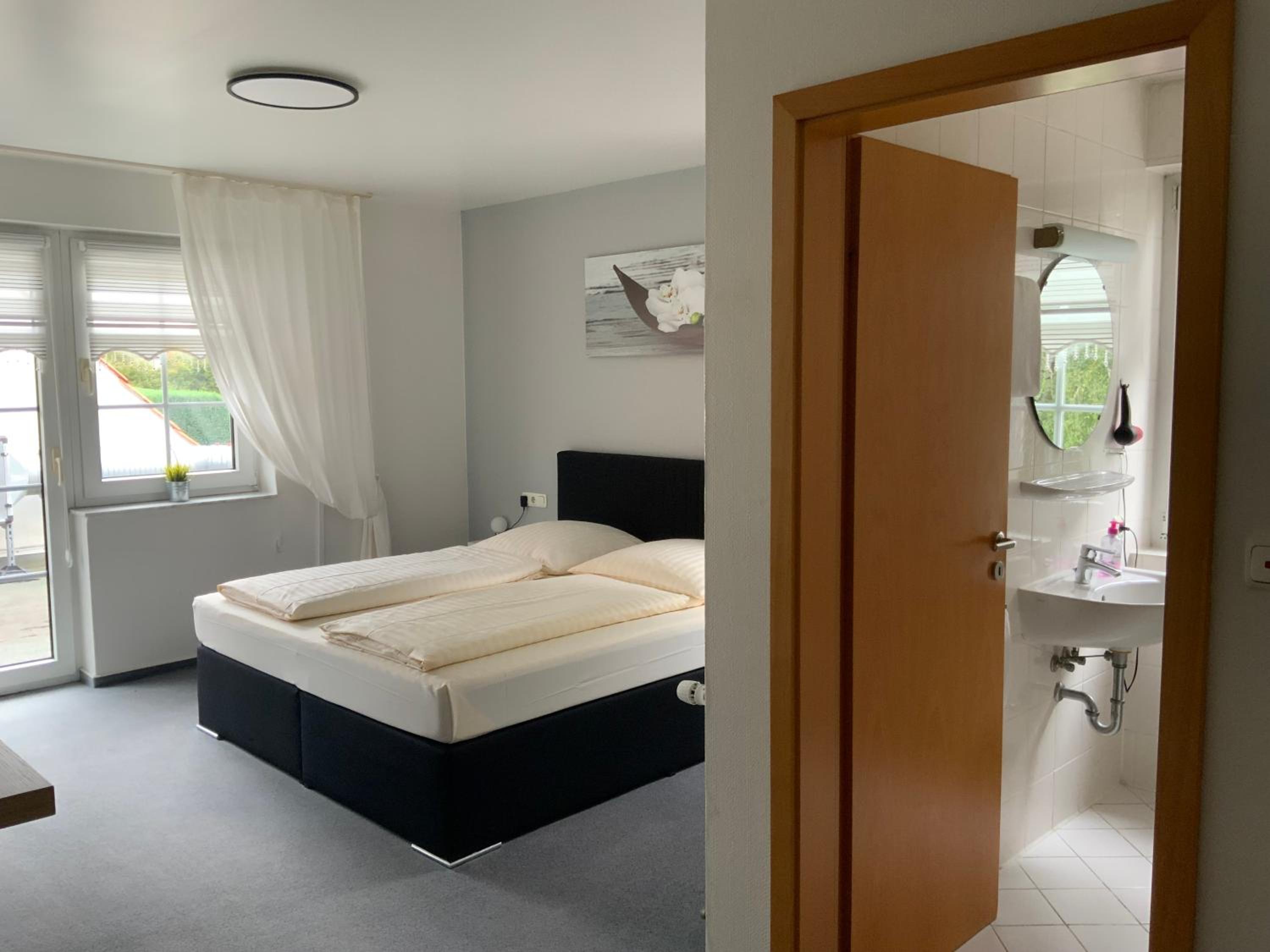 Standard Double Room - Photo 15